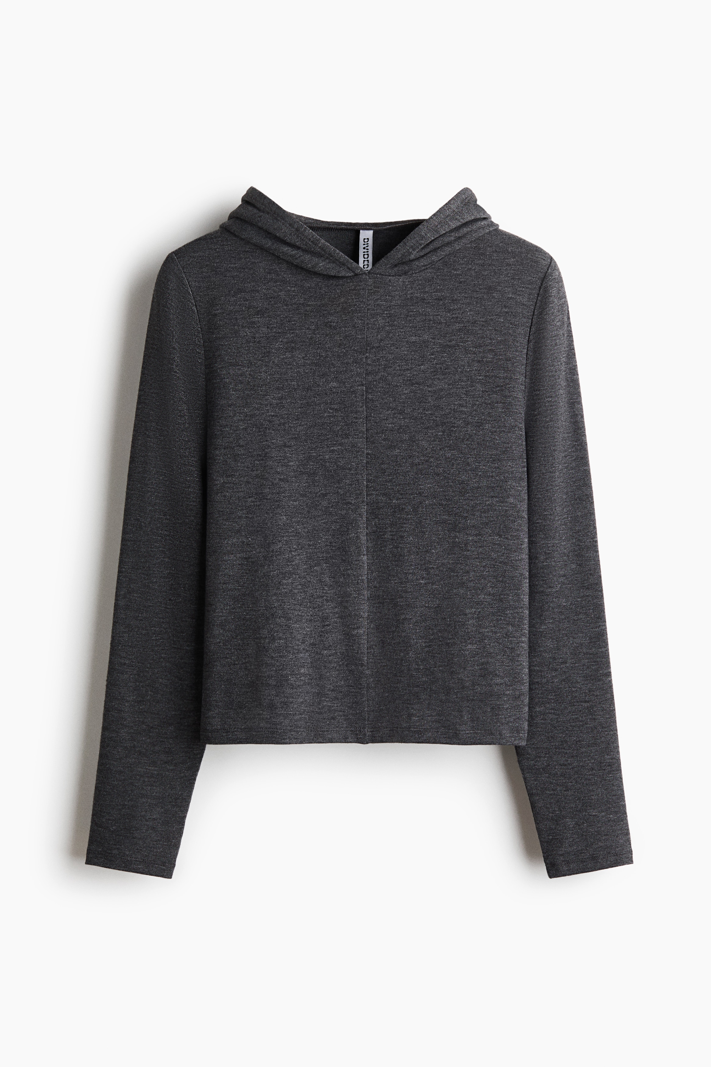Ein dunkelgraues Feinstrick-Top mit hohem Ausschnitt, Kapuze, langen Ärmeln und sichtbarer Mittelnaht wird vom Model getragen. Das Top ist am geraden Saum über einem weißen Untershirt getragen und mit grauen Nadelstreifenhosen kombiniert.