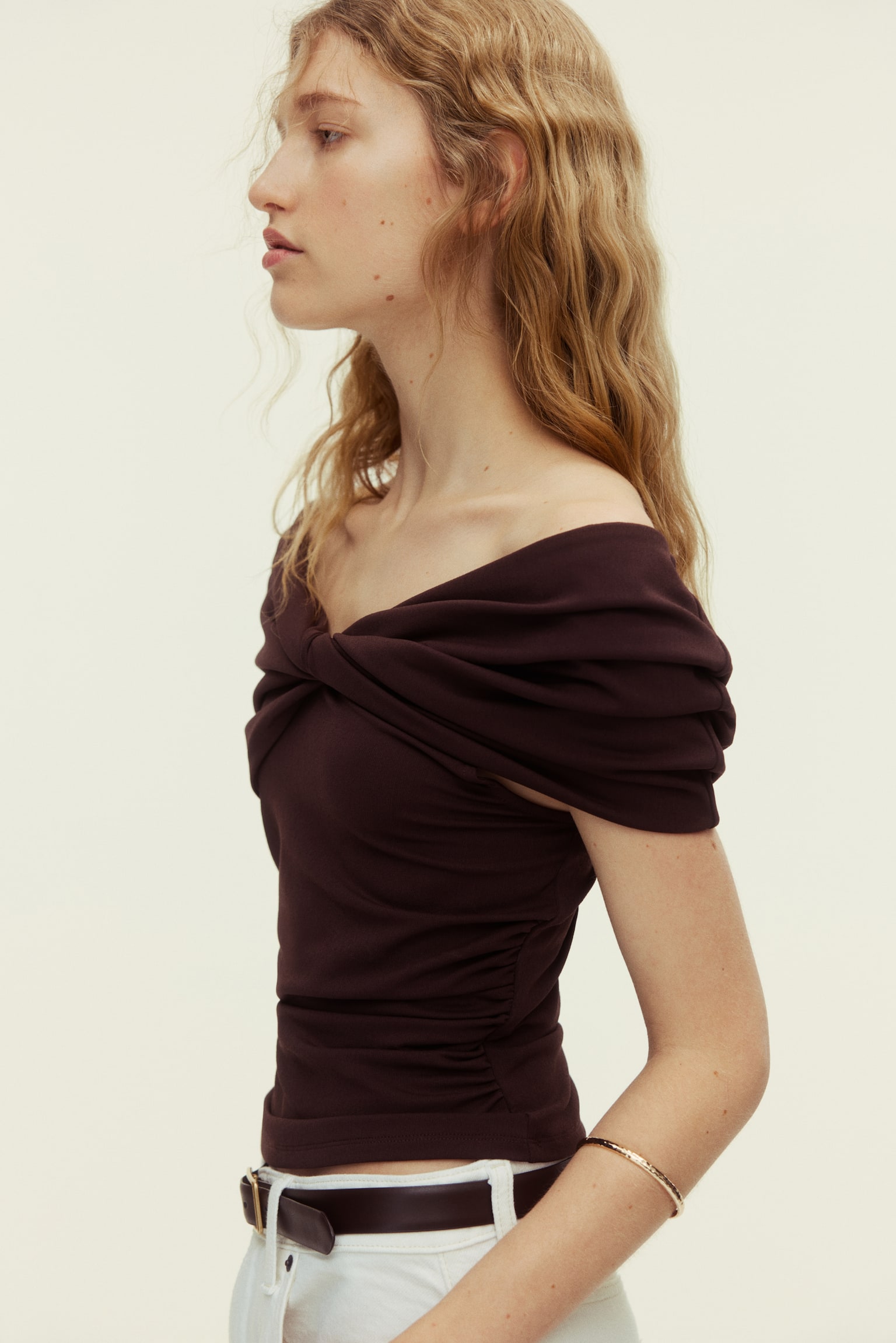 Twist-detail off-the-shoulder top - Dark brown - 5