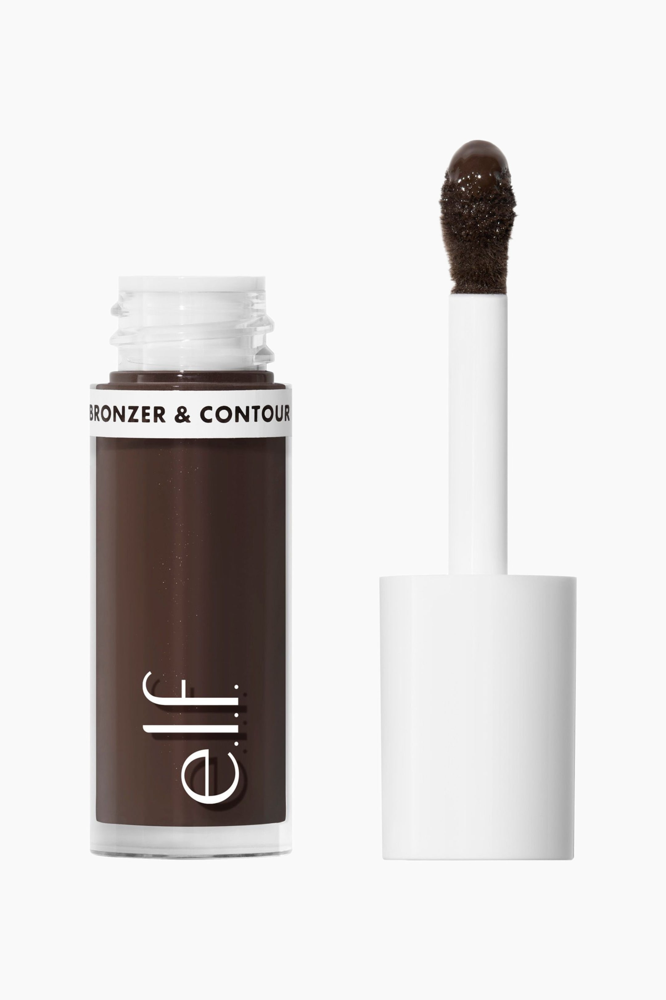 Vis større bilde: Et flytende bronzer- og contourprodukt vises, med den mørkebrune væsken i en klar flaske med et hvitt etikettbånd som viser "BRONZER & CONTOUR" og "e.l.f." vertikalt. Flasken er åpen og viser hvite gjenger, og en doe-foot-applikator med hvitt skaft står ved siden av, dens flocked tip dekket av det samme mørkebrune produktet.