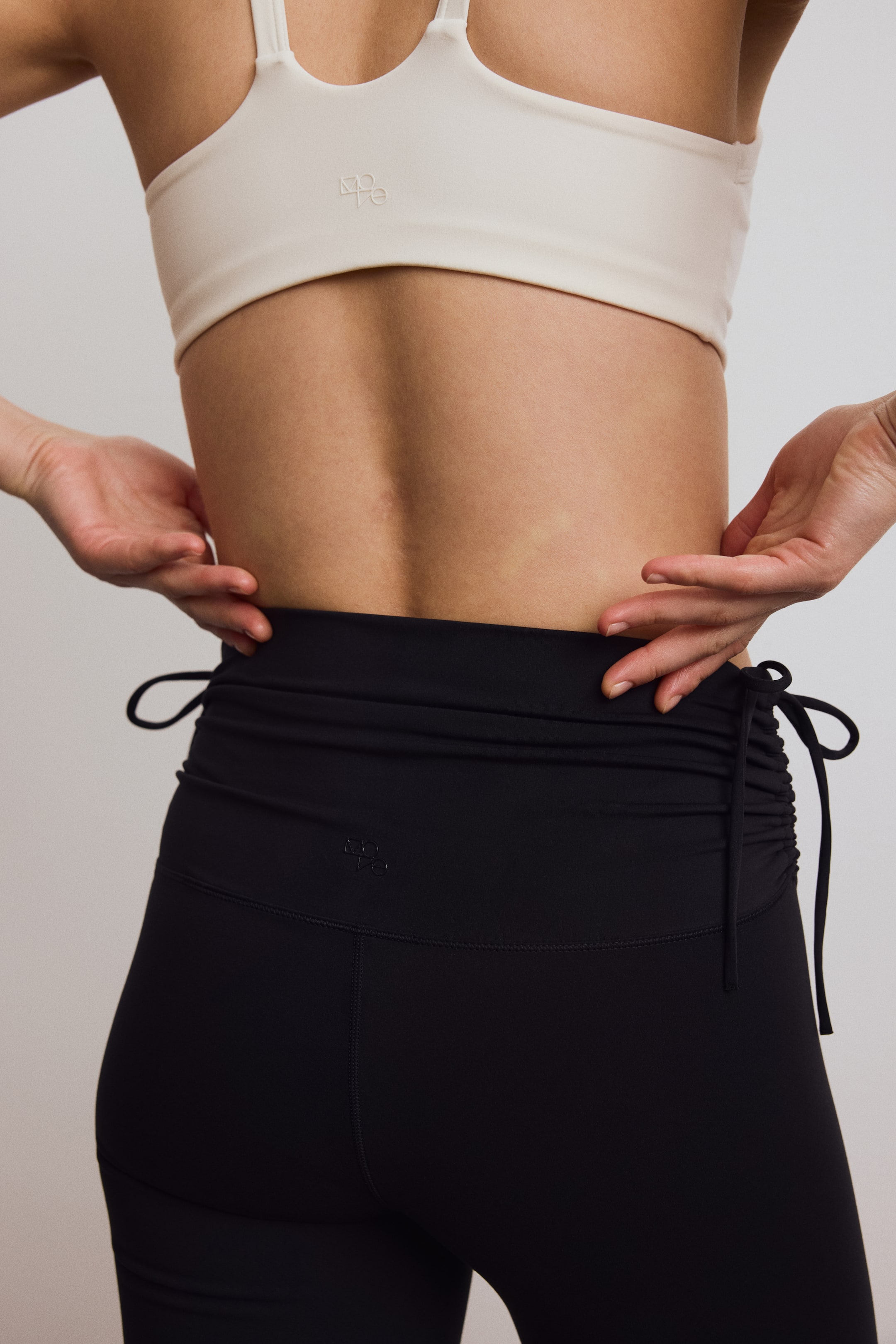 Visa större bild: Utsvängda träningsleggings med SoftMove™ - Svart - DAM | H&M SE 5