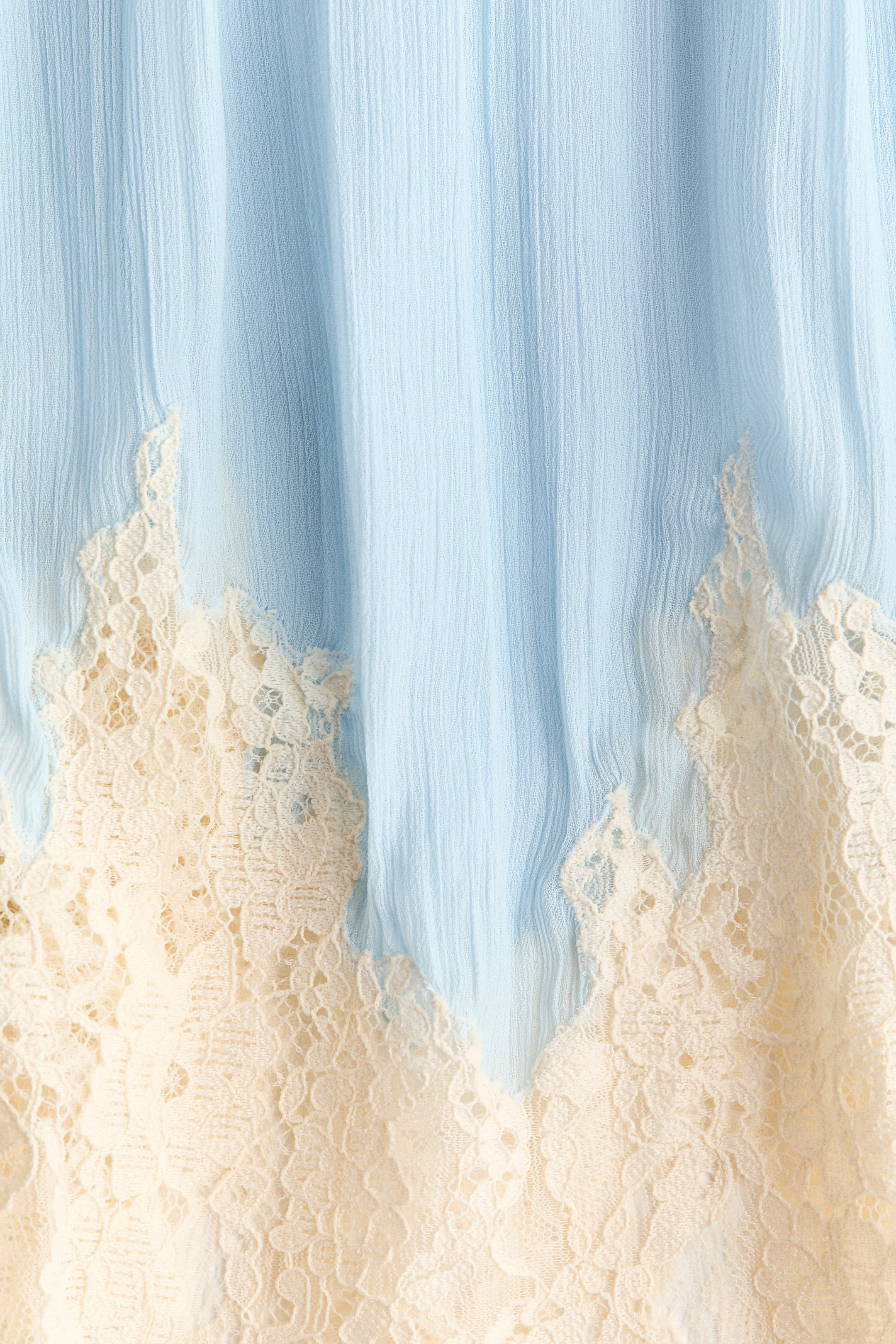 Robe à bretelles fines en mousseline avec dentelle