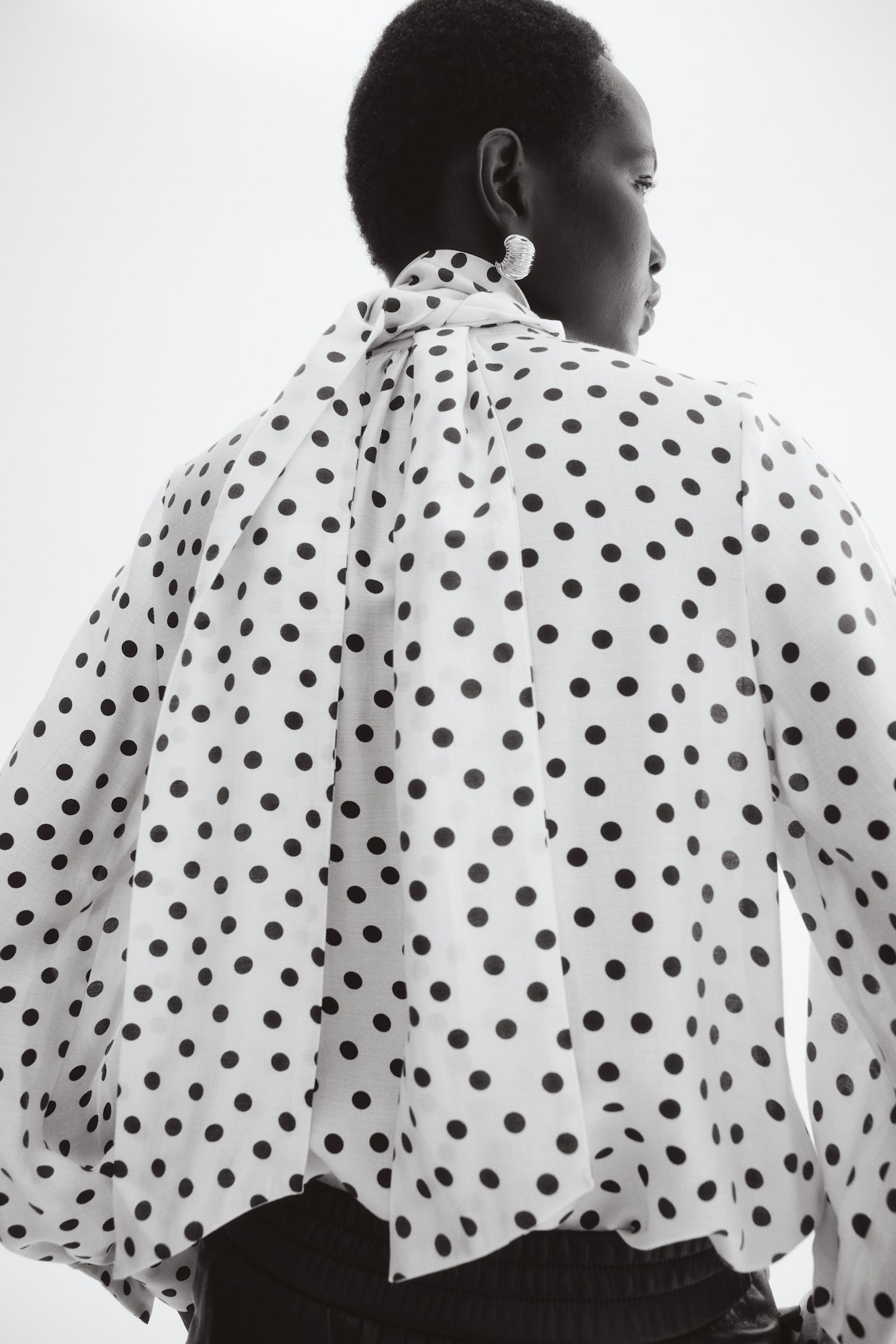 חולצת שיפון עם צווארון קשירה - לבן/נקודות - 3