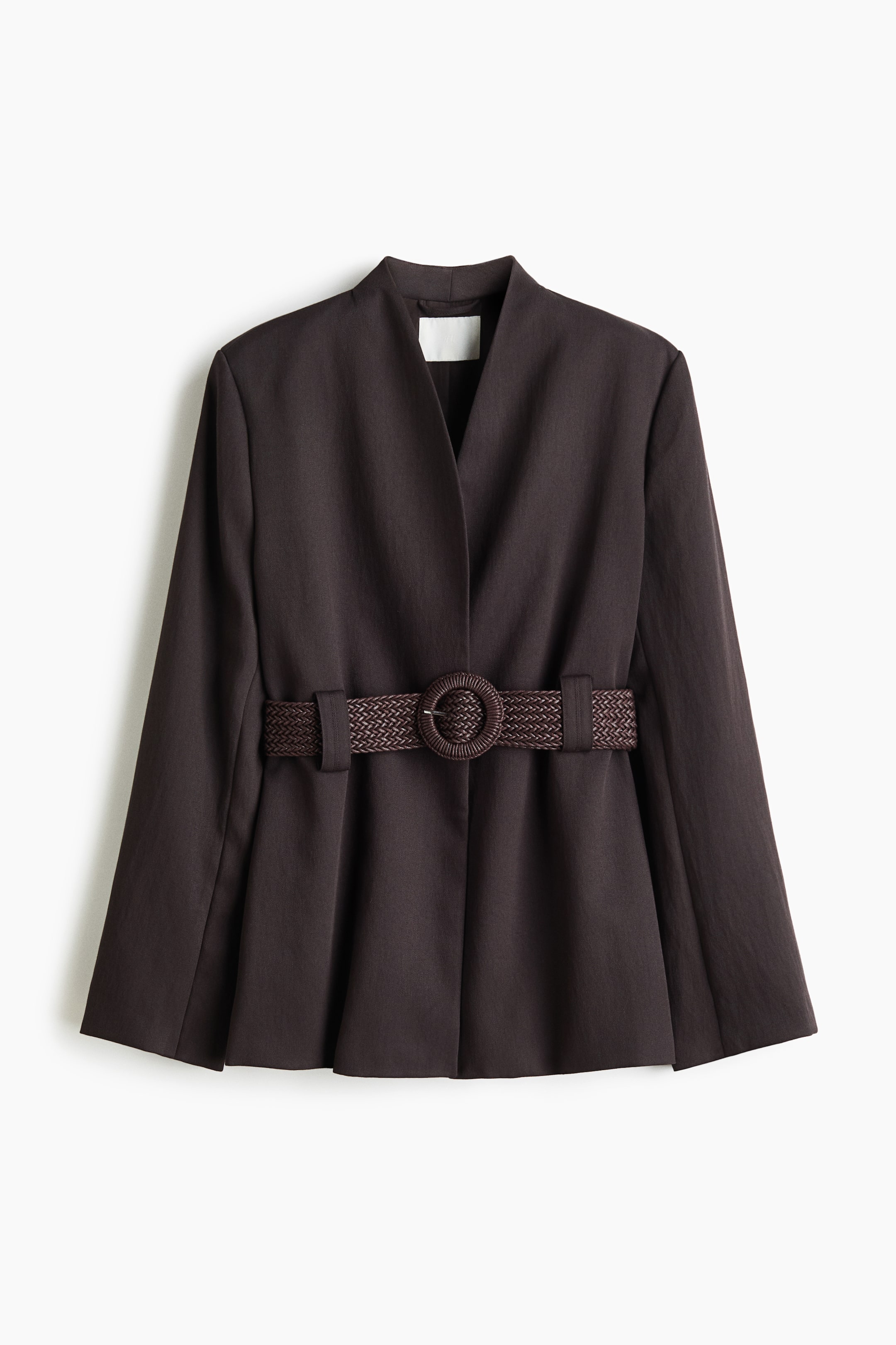 Ver imagen más grande: Blazer de sarga de un solo pecho que se presenta de frente, con un escote sin solapas, hombreras, un frente abierto y mangas largas con una abertura en los puños. Un cinturón ancho trenzado con una hebilla redonda ajusta su cintura, y el blazer está forrado.
