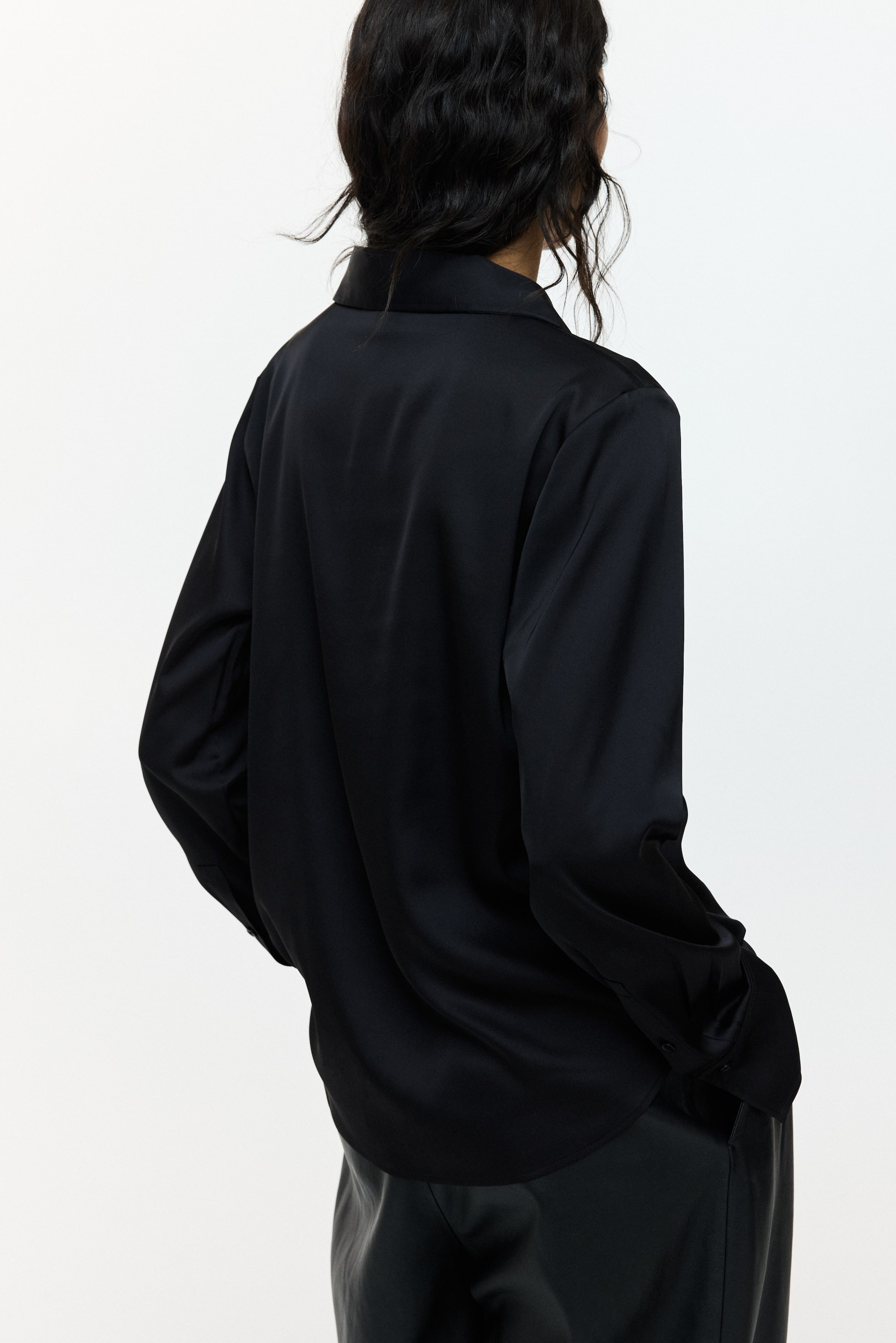 Büyük resmi görüntüle: V Yakalı Bluz - Siyah - KADIN | H&M TR 4