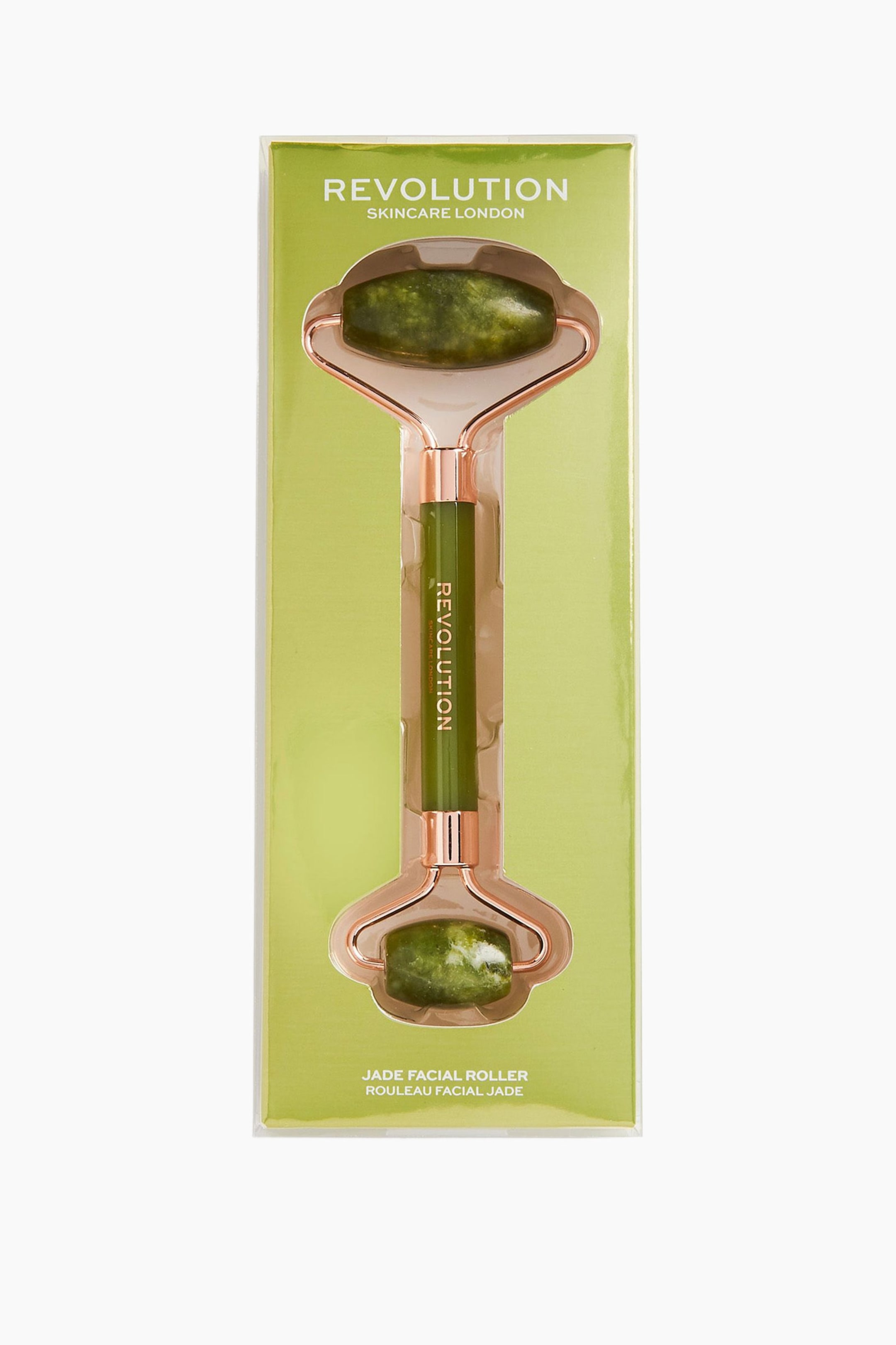Größeres Bild ansehen: Die Jade-Gesichtsrolle ruht in ihrer transparenten rechteckigen Verpackung mit einer hellgrünen Rückwandkarte und ist in frontaler Ansicht zu sehen. Das doppelseitige Werkzeug verfügt über Hardware aus roségoldfarbenem Metall, die oben eine größere, marmorierte grüne Steinrolle und unten eine kleinere hält, verbunden durch einen zentralen grünen Griff.