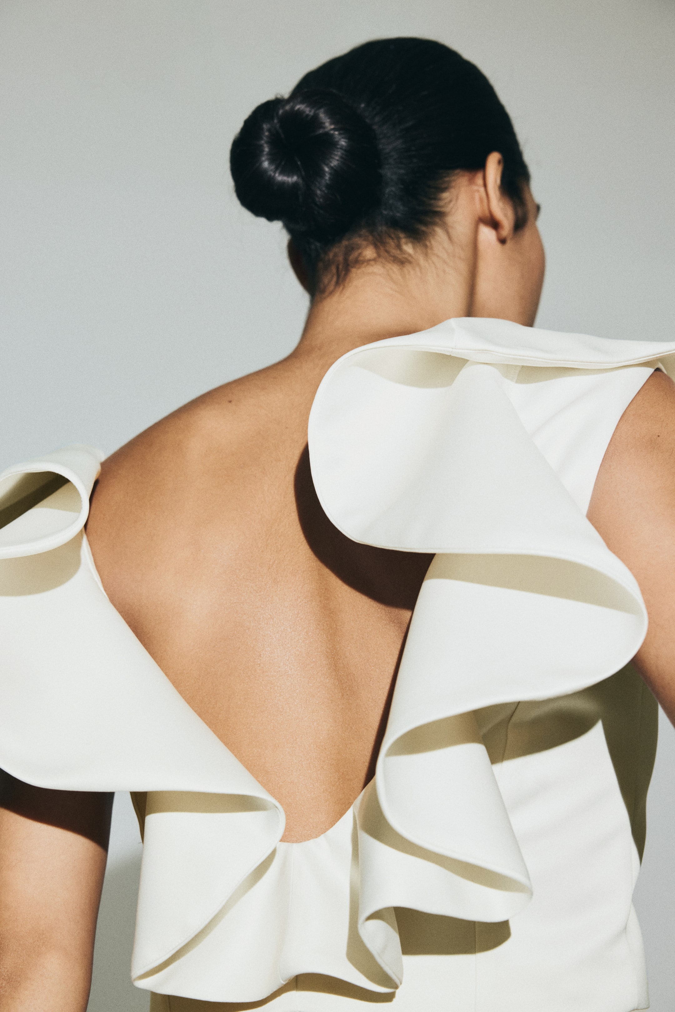 Zobacz większy obraz: Top z dekoltem w serek i falbanami - Biały - ONA | H&M PL 1