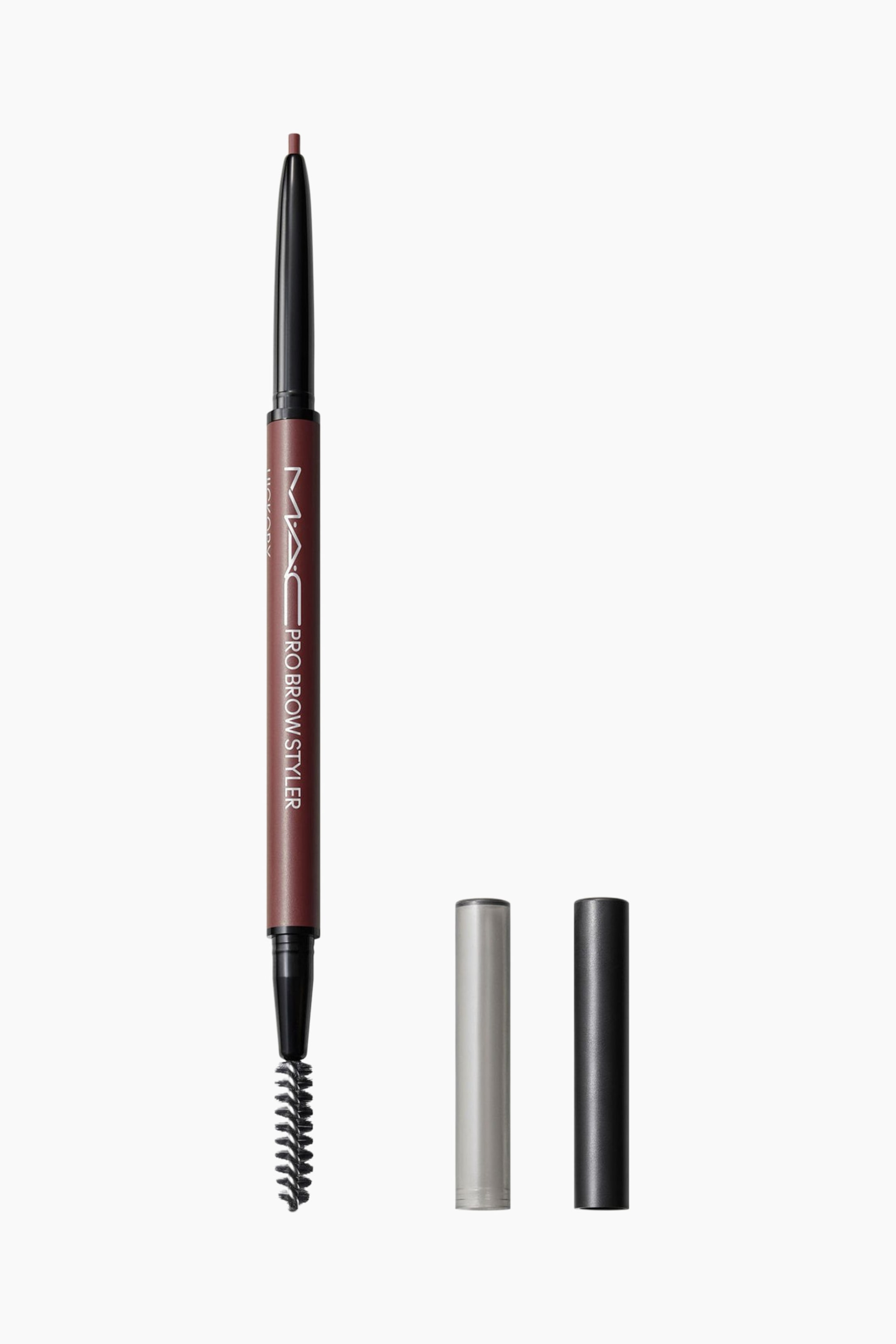 Visa större bild: Pro Brow Styler Fill & Shade Brow Pencil står vertikalt och visar en dubbelsidig design med en exponerad, fin brun spets i ena änden och en svart spoolie-borste i den andra. Den rödbruna pennkroppen har vit varumärkestext, och två löstagna cylindriska korkar i silver och svart står upprätt i närheten.