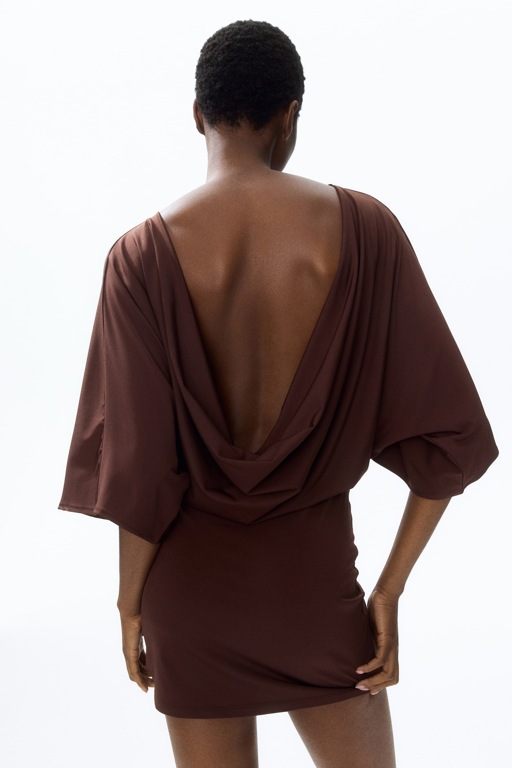 Женские платья H&M Cape-Sleeved Low-Back Dress — фото 7