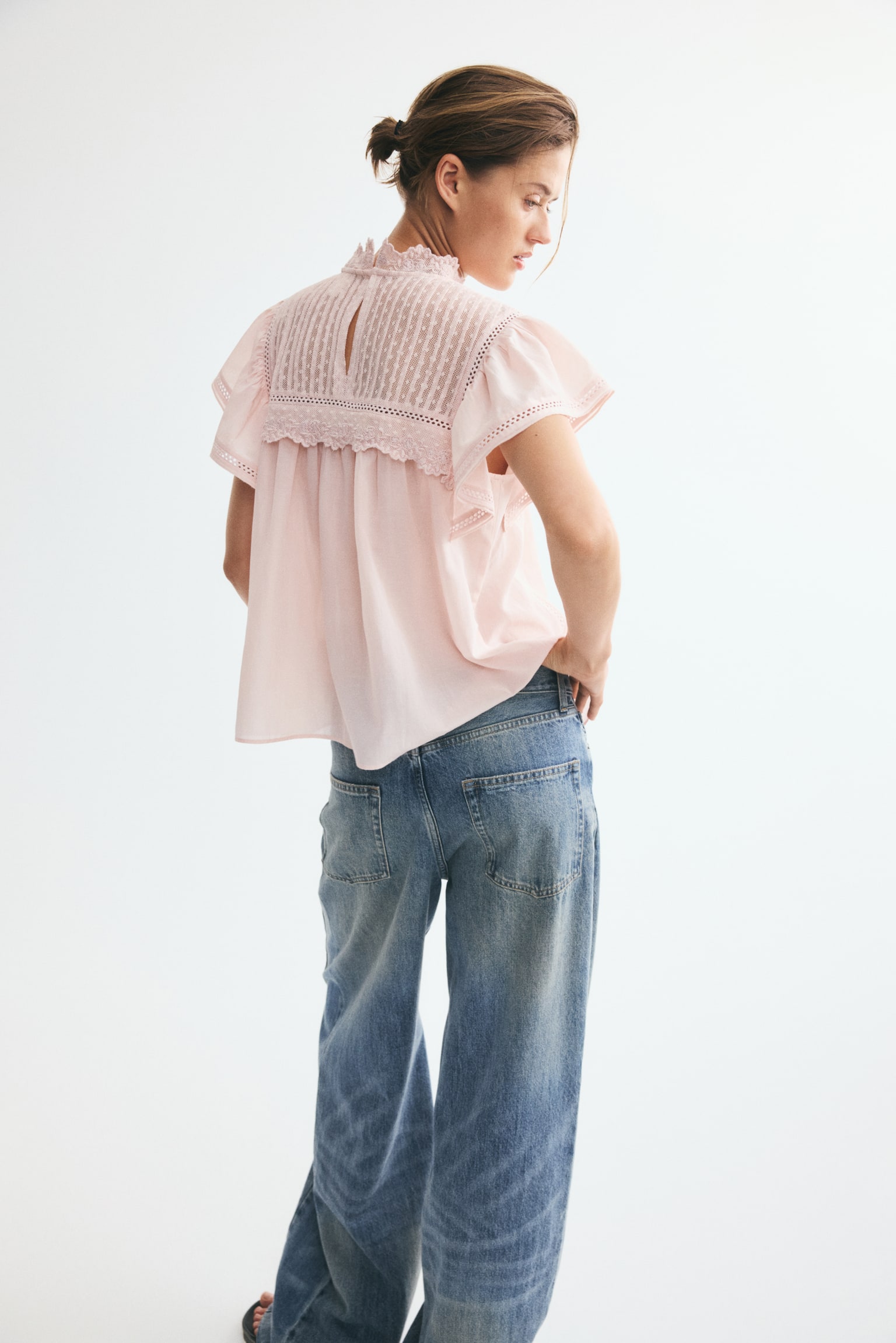 Женская блузка H&M Lace-Trimmed Flutter-Sleeved Blouse, цвет: Светлый розовый — фото 4