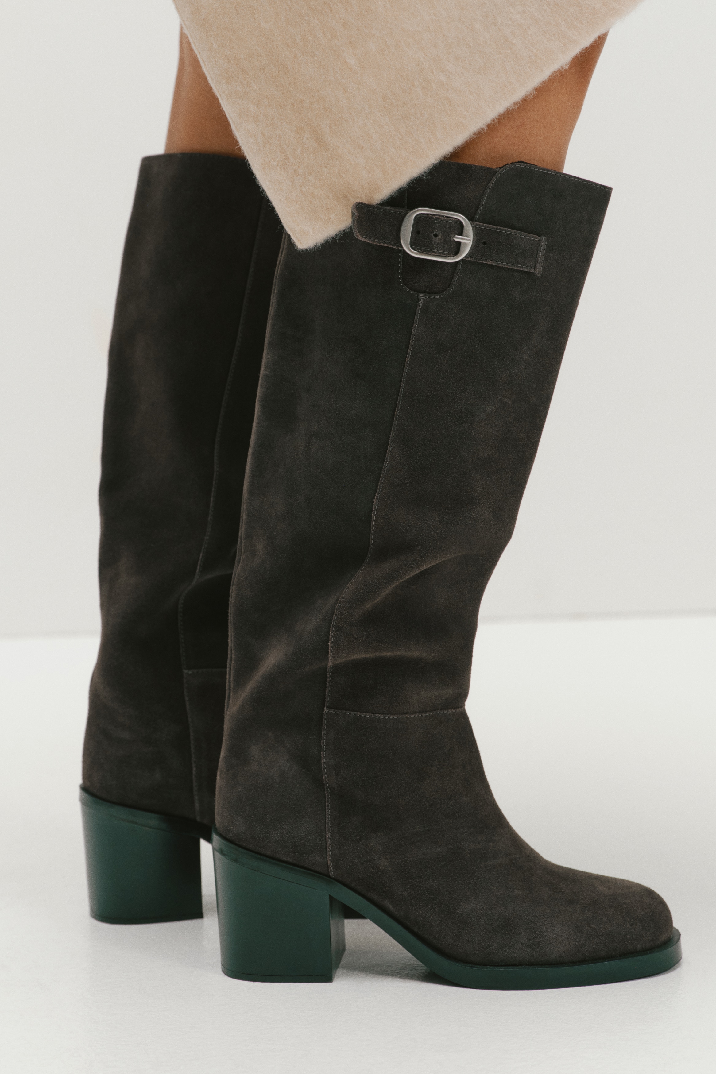 Kniehohe Stiefel aus Velours-Spaltleder - Dunkelbraun
