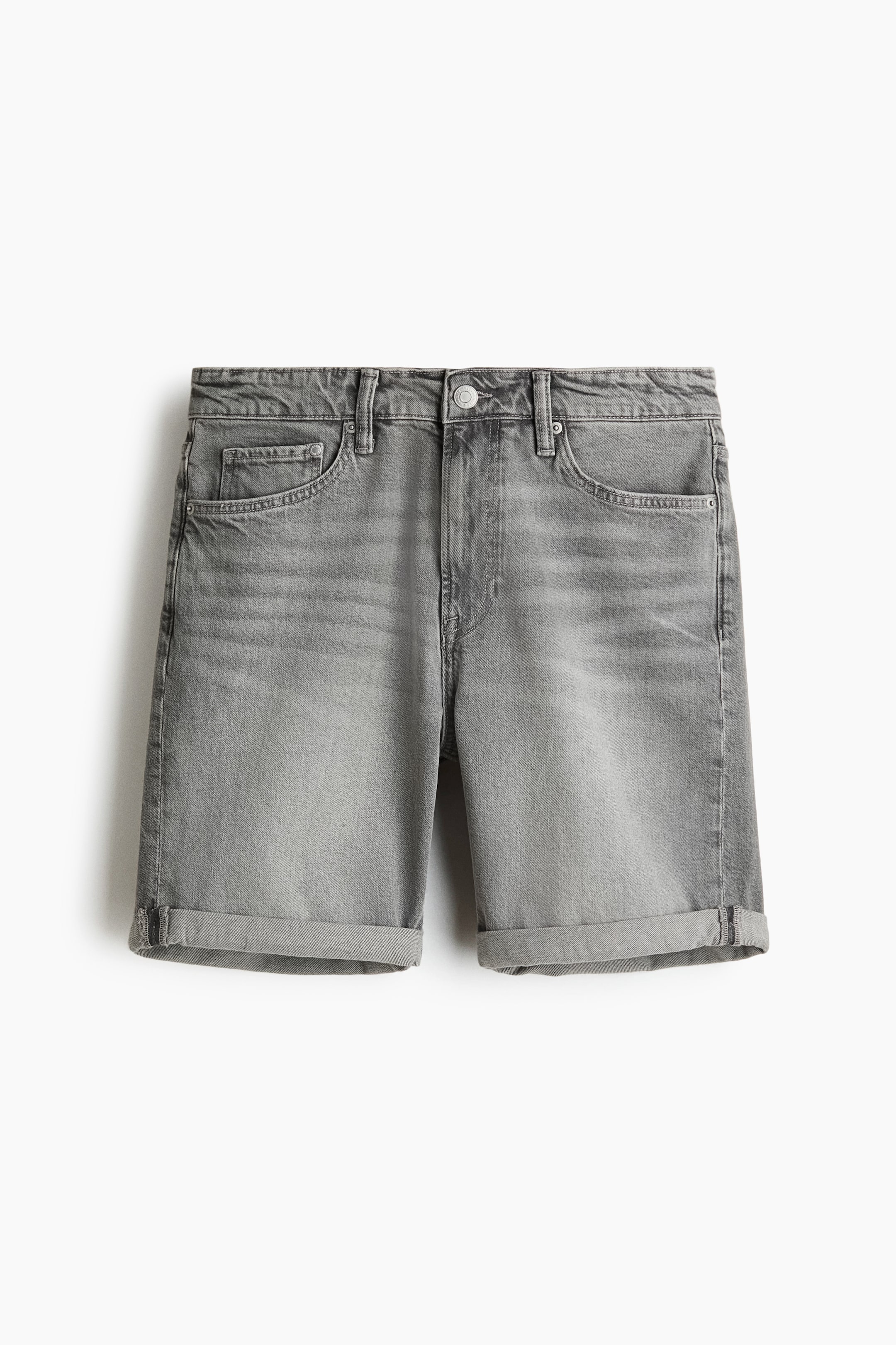 Ver imagen más grande: Un par de pantalones cortos de mezclilla de 5 bolsillos en un color gris lavado se presenta desde el frente. Presentan una cintura regular con cierre de botón y cremallera, un ajuste slim a lo largo de las piernas rectas y dobladillos cosidos en los bajos.