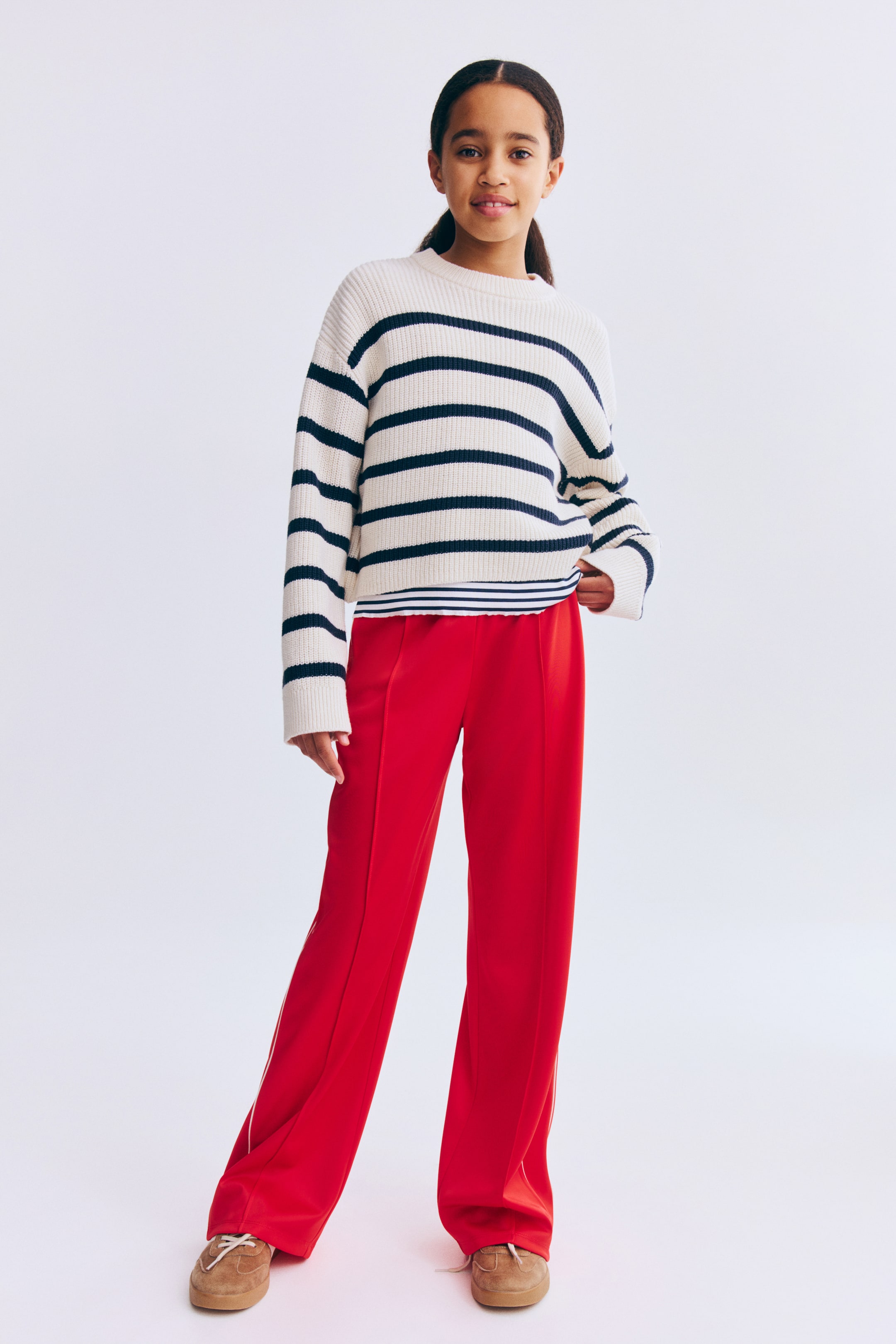 Agrandir l'image: Le pull en maille blanc cassé présente un col ras-du-cou et des rayures horizontales bleu marine sur le corps et les manches longues. Il est conçu avec une coupe décontractée, des poignets côtelés et un ourlet côtelé.