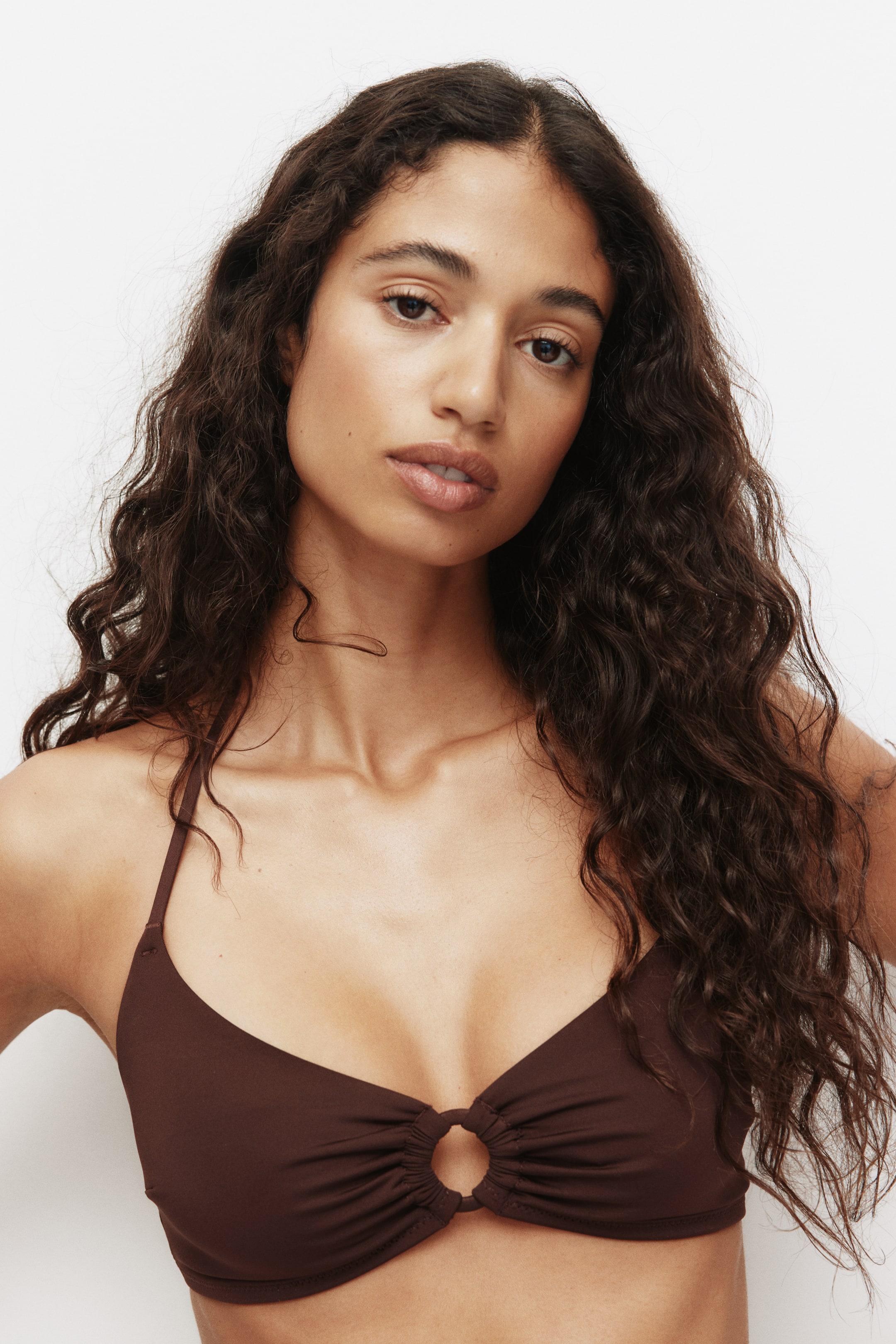 Xem ảnh lớn hơn: Padded bikini top - Màu nâu đậm - Ladies | H&M VN 1