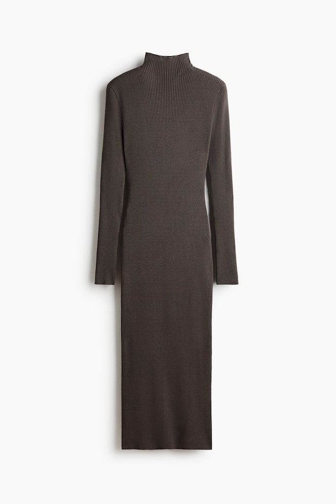 Un abito lungo e aderente in maglia a costine marrone scuro è mostrato frontalmente, con collo alto a lupetto, maniche lunghe e una silhouette dritta a colonna. - 1
