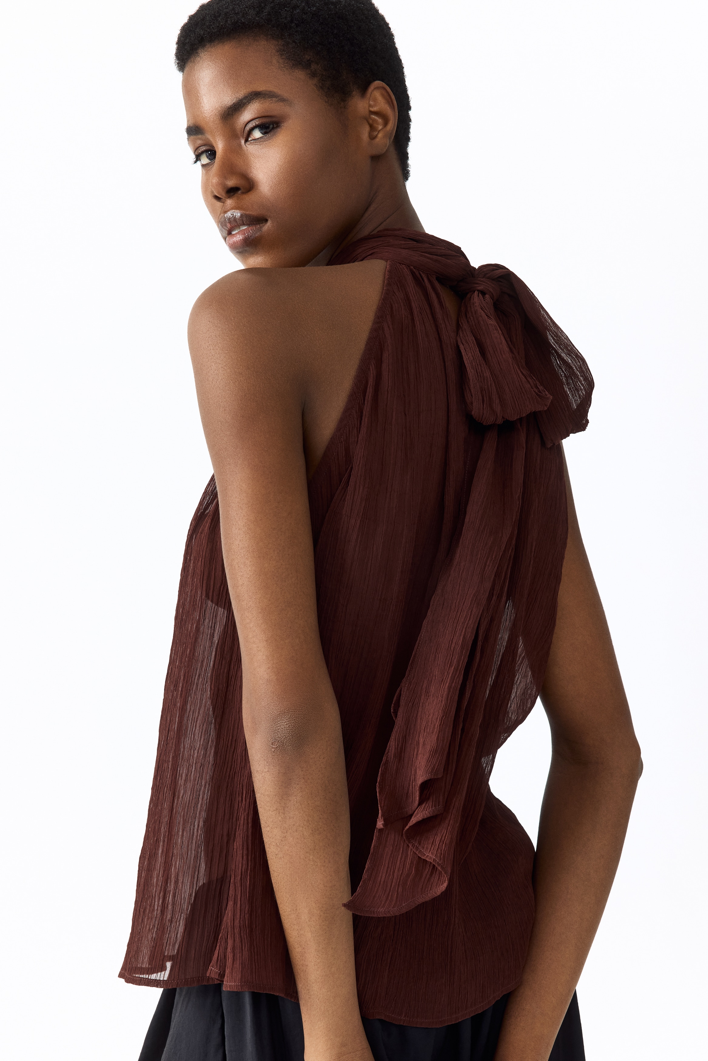 Chiffon top met sjaalkraagModel