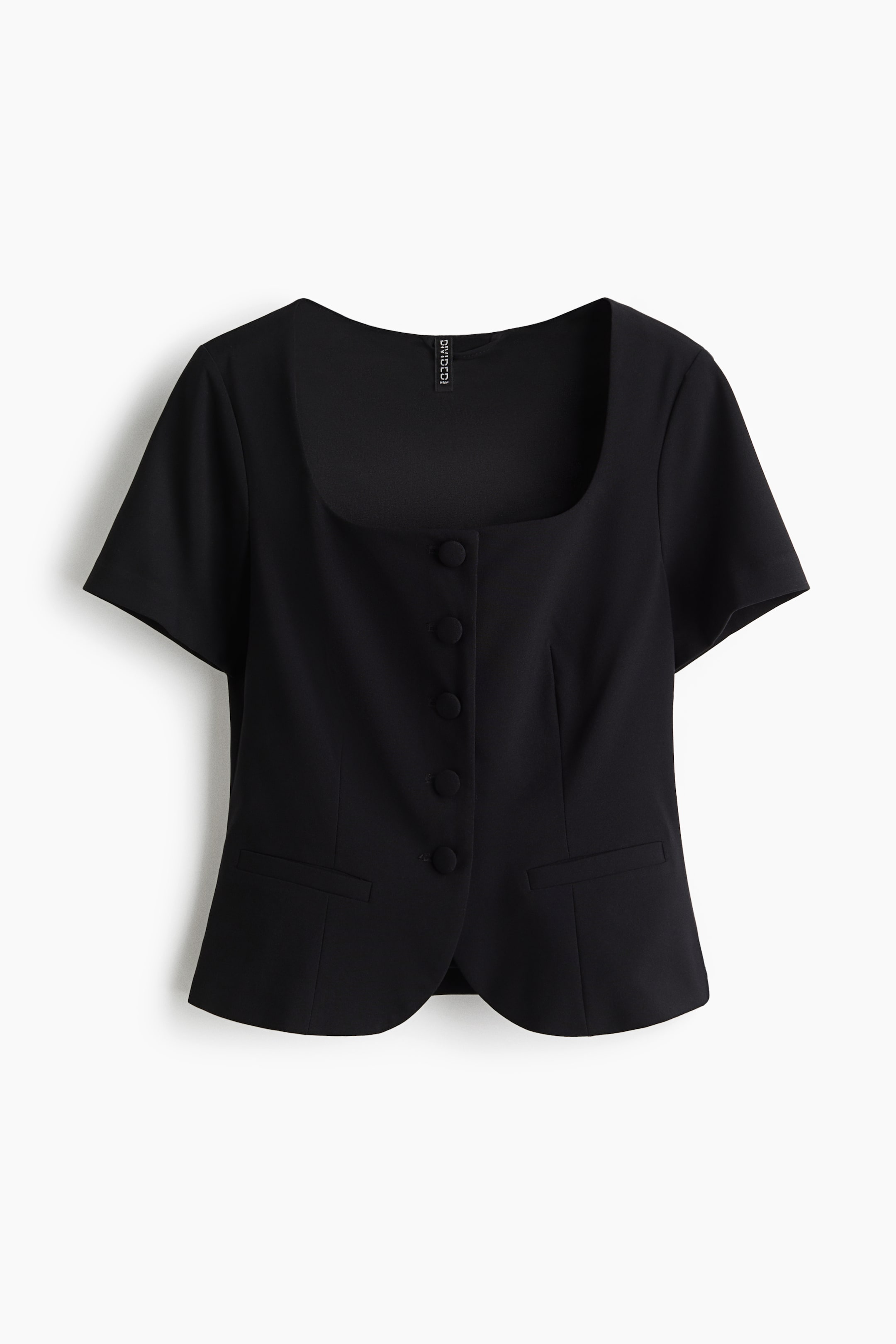 Agrandir l'image: Un haut noir ajusté à manches courtes est présenté de FACE, avec un décolleté carré, une fermeture à l'avant avec cinq boutons recouverts, des coutures de modelage à l'avant, deux fausses poches passepoilées, et un ourlet avant aux bords arrondis.
