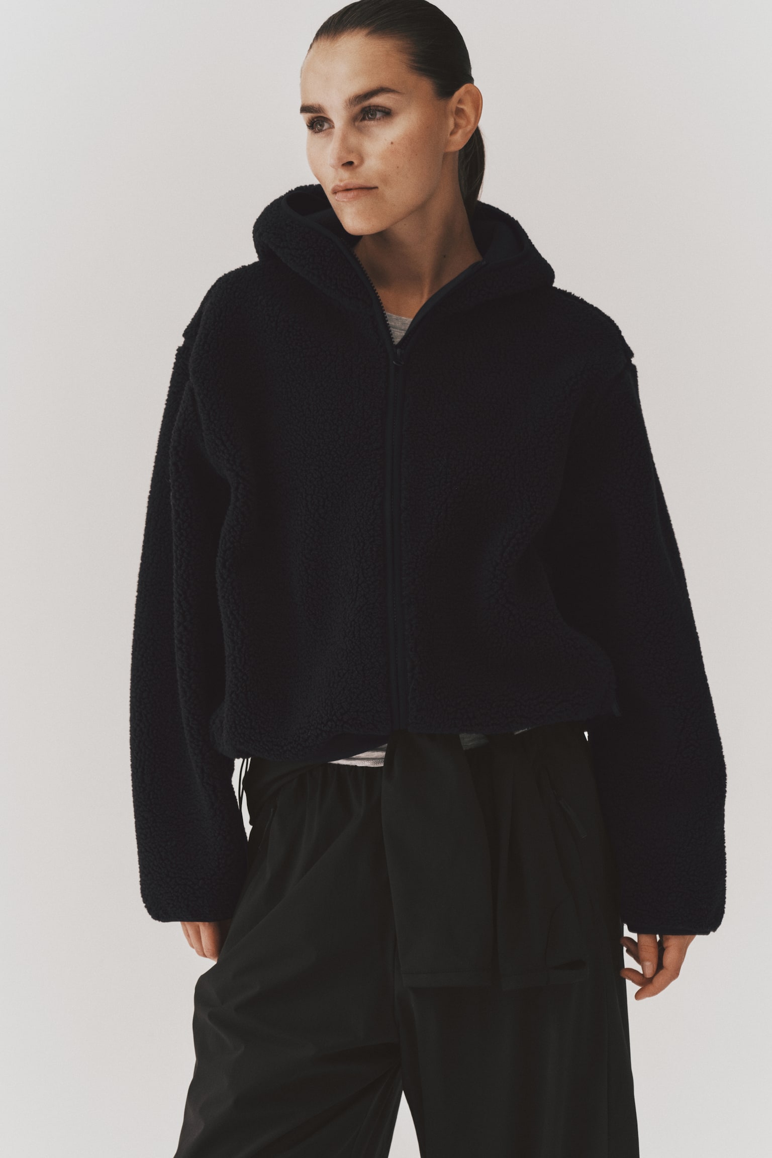 Женская куртка H&M Move Loose-Fit Hooded Teddy Fleece Activewear, цвет: Чёрный — фото 4