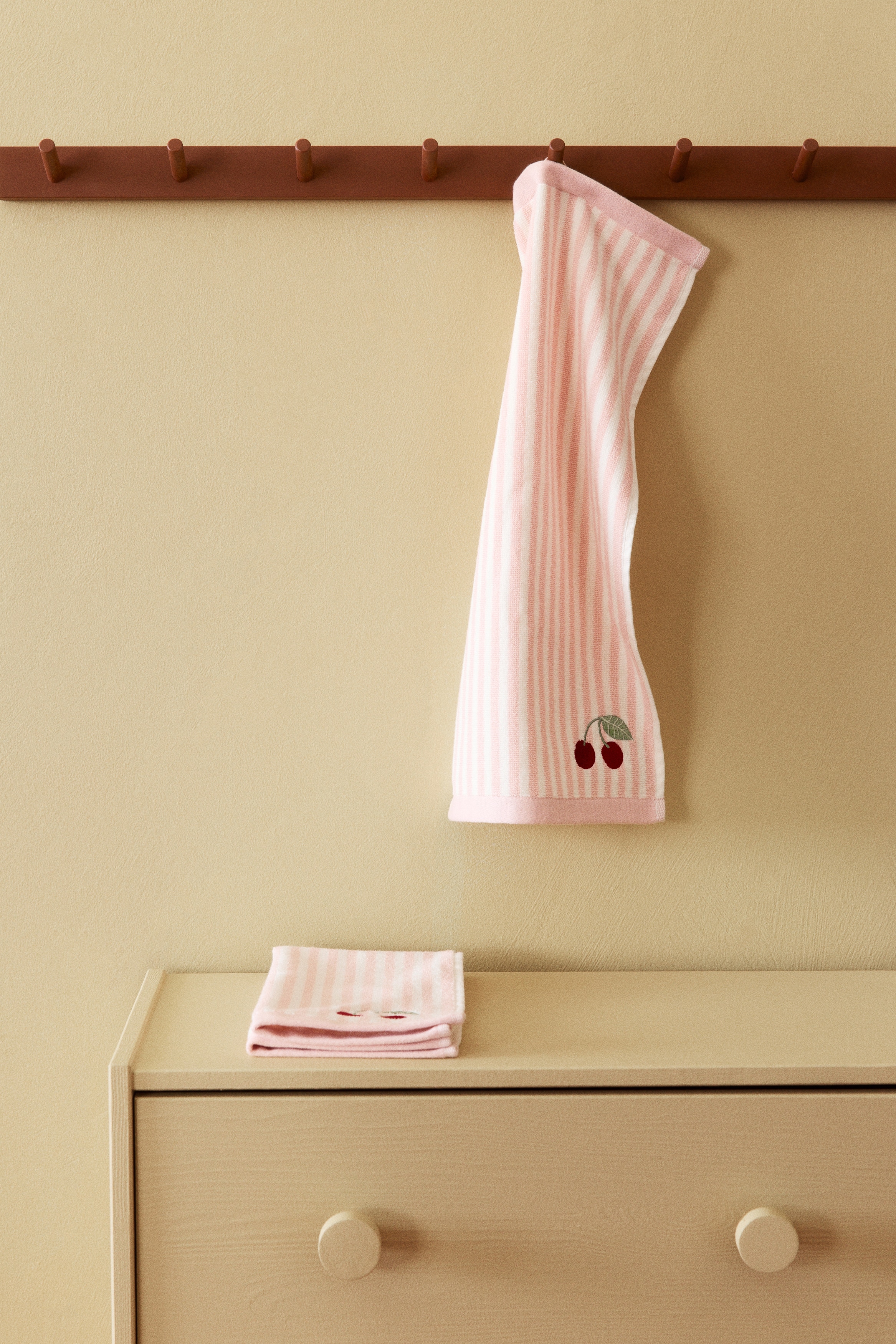 2-pack embroidery-detail guest towels - Light pink/Cherries/Light blue/Aeroplane