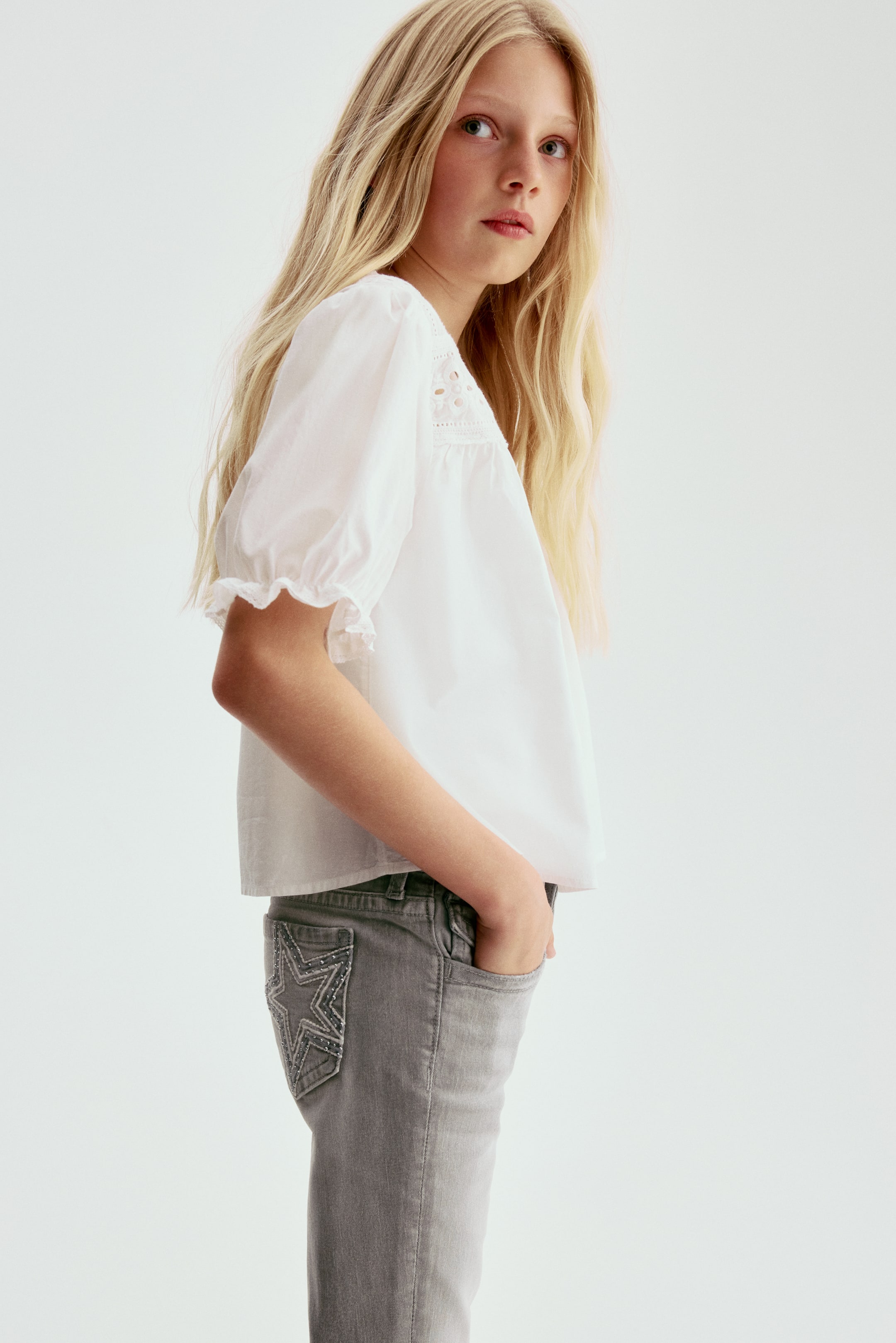 Детские джинсы H&M Embroidered-Detail Flared Low Jeans — фото 3