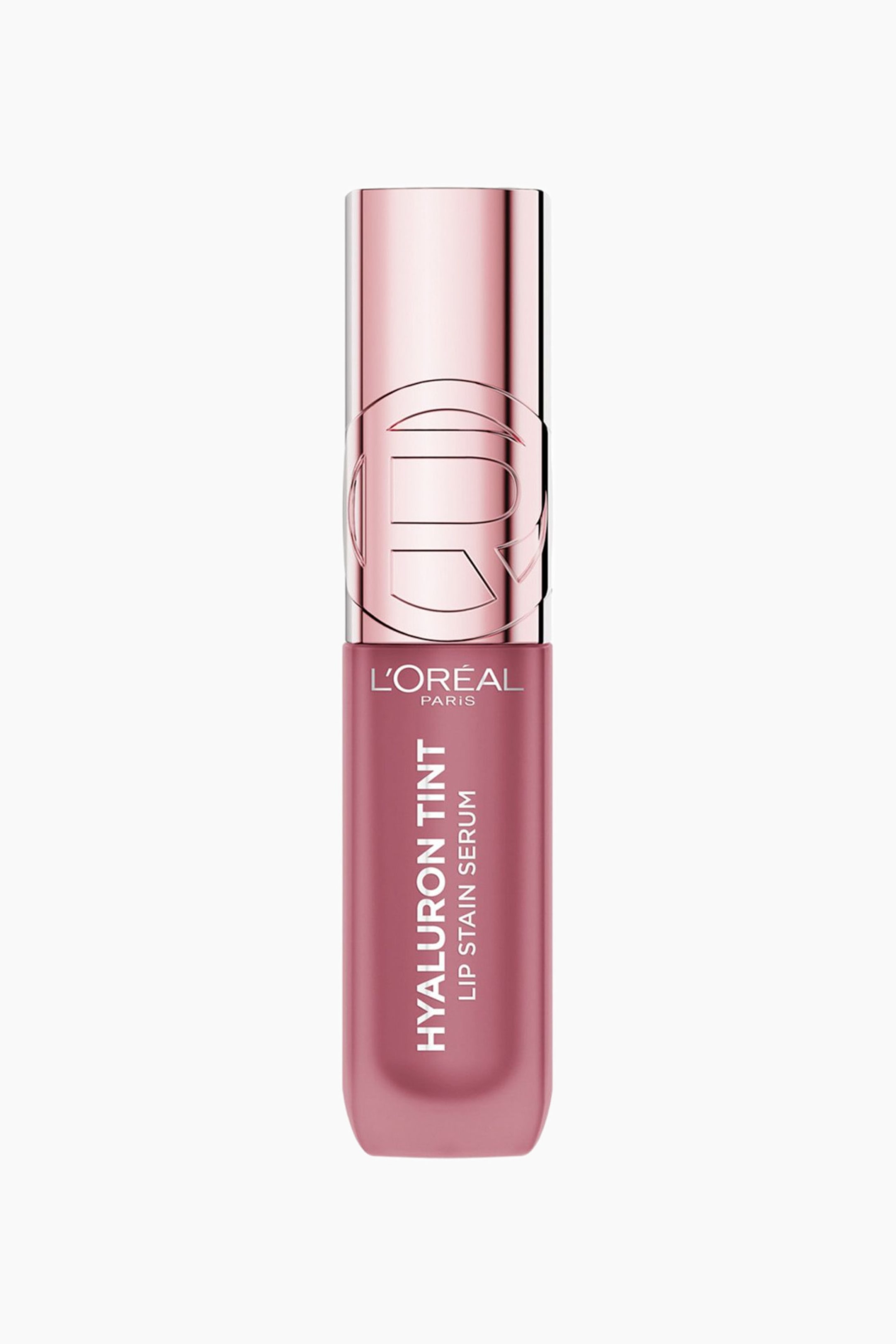 Visa större bild: Ett L'Oréal Hyaluron Tint lip stain serum står upprätt och är vänt framåt. Det har en genomskinlig rektangulär flaska i en dammrosa nyans, med ett blankt metalliskt roséguldlock. Locket visar en präglad, sammanflätad 'L' och 'R'-design, medan flaskan visar texten 'L'ORÉAL PARIS HYALURON TINT LIP STAIN SERUM' tryckt i vitt.