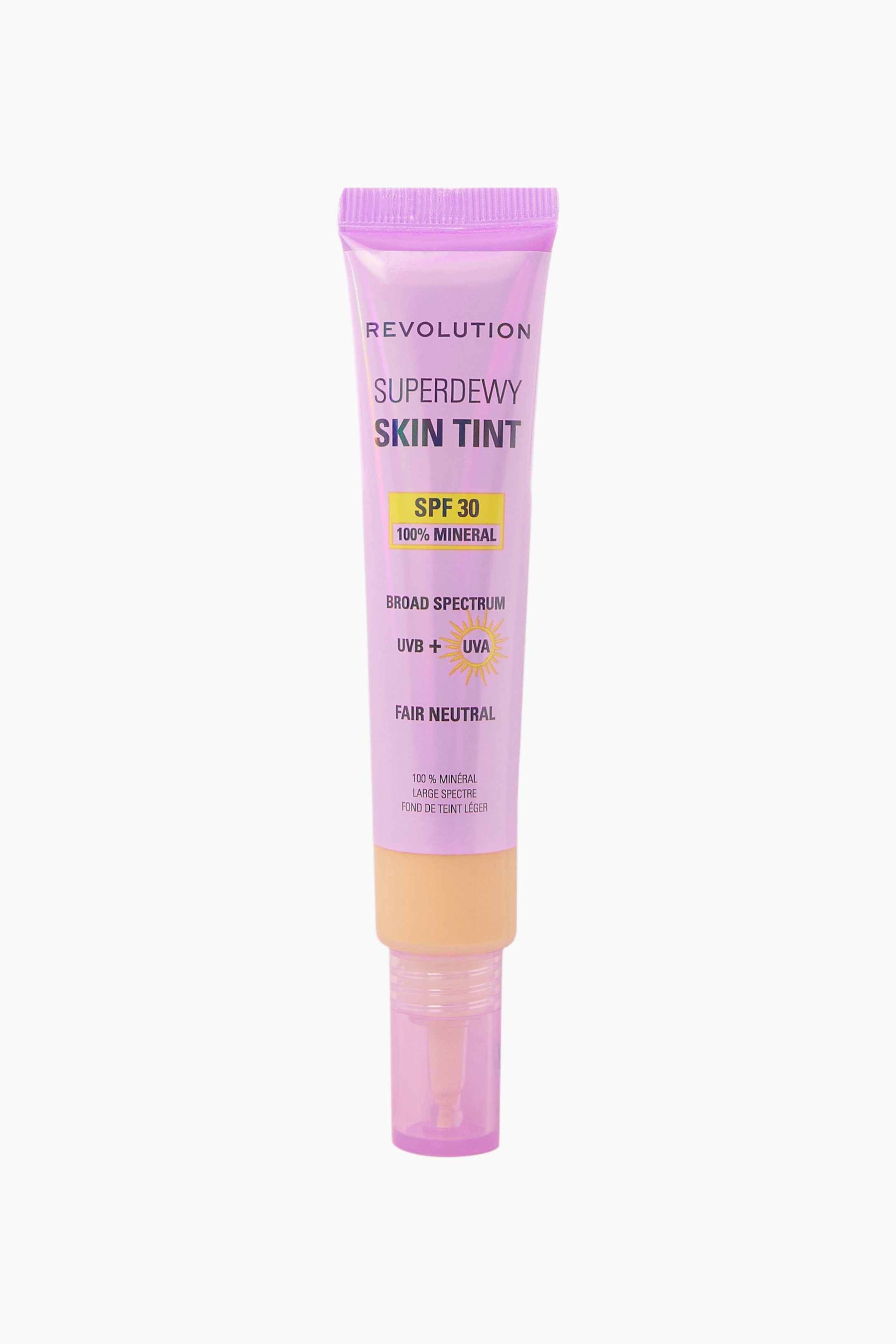 Vis større bilde: Et Revolution Superdewy Skin Tint-rør står oppreist og vender fremover. Den øvre halvdelen av røret er lys lilla, som går over til en ferskentone på den nedre halvdelen, med en klar hette som dekker en lavendel fargepumpe. Produktet er merket med "SPF 30," "100% Mineral," "Bredspektrum UVB + UVA," og "Fair Neutral."