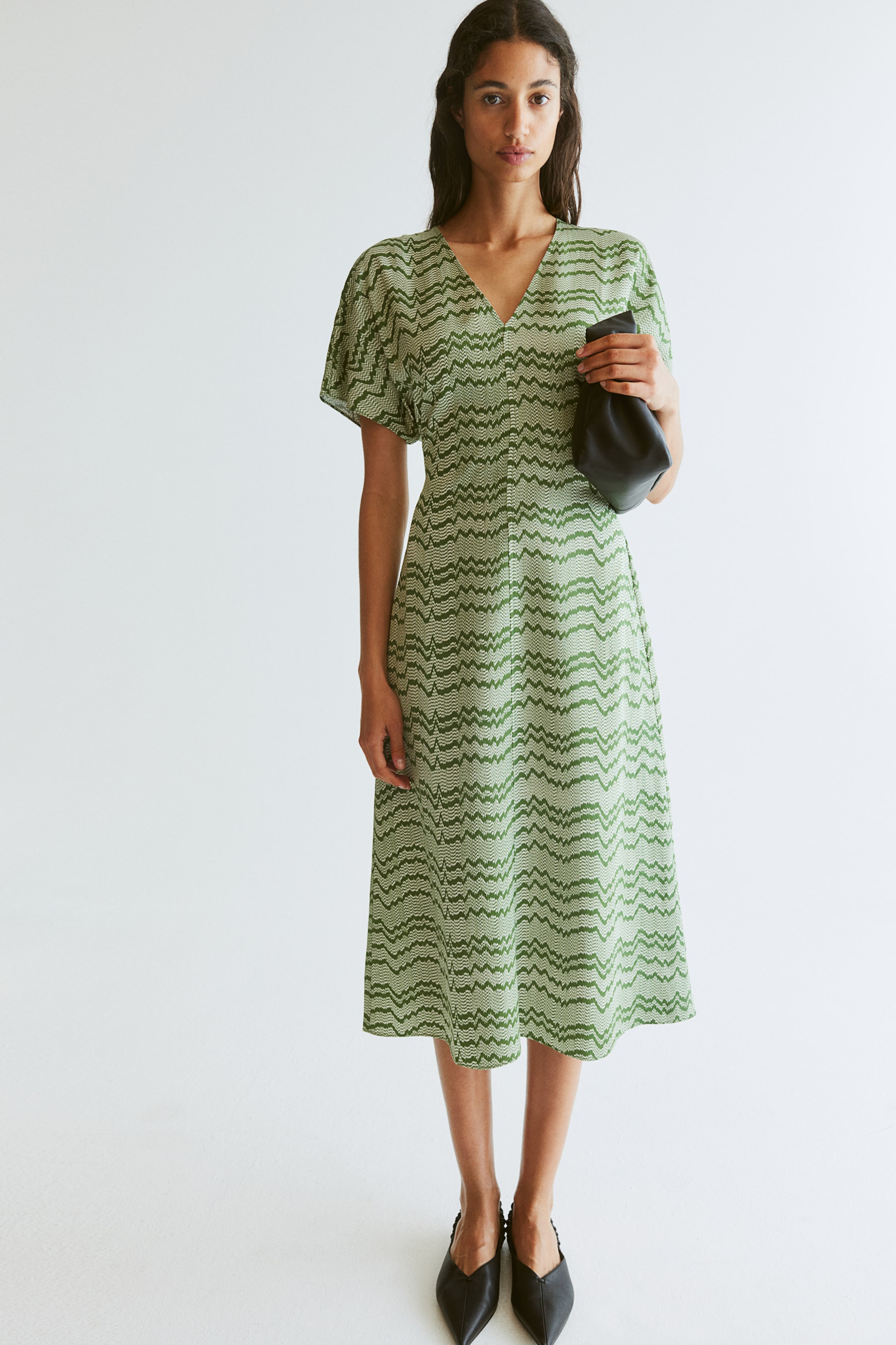 V-neck dress - V-neck - Short sleeve - Green/Patterned - Ladies | H&M GB