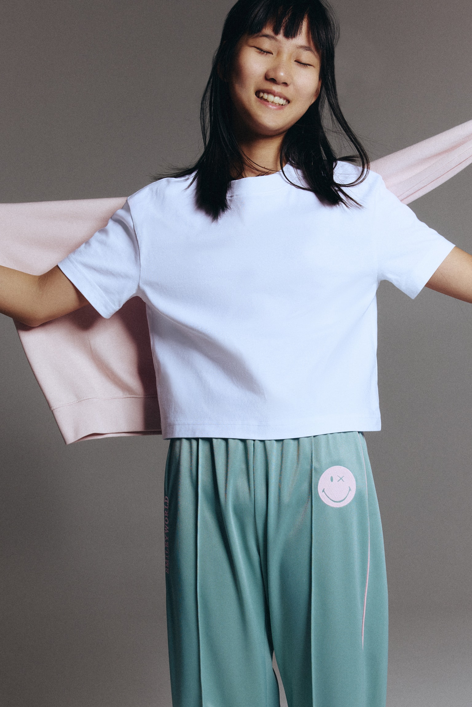 Wide-leg track pants - Light green/SmileyWorld®/Blue/Lilo & Stitch/Bubblegum pink/SmileyWorld®/Dark grey/Kuromi - 4