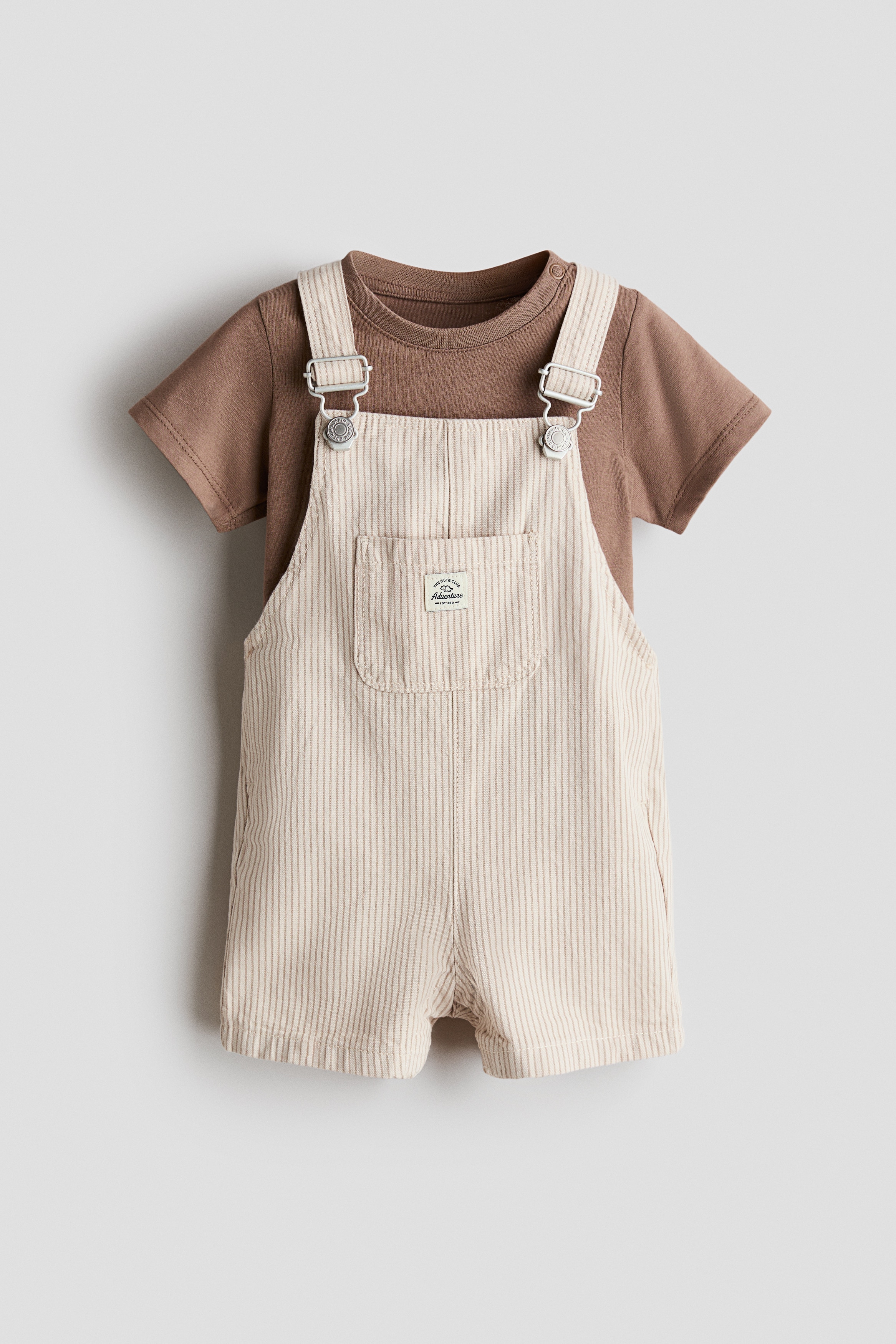 Conjunto de peto corto y camisetaAuxiliar
