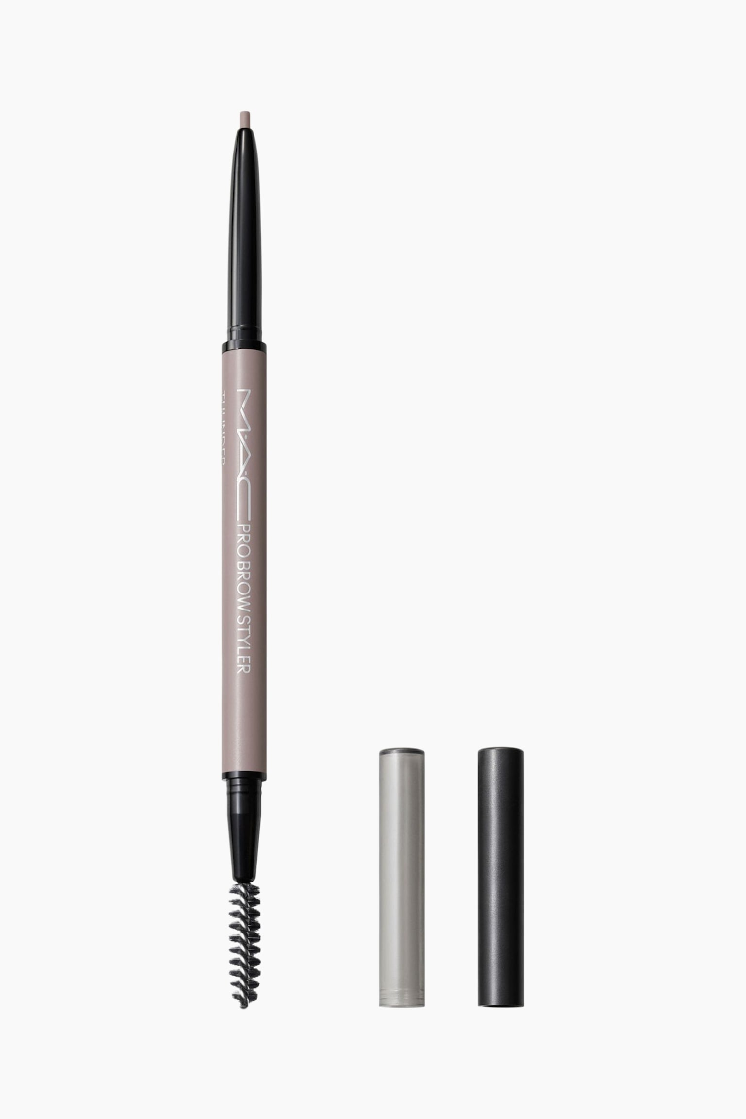 MAC Pro Brow Styler Fill & Shade Brow Pencil stÃ¥r lodret og fremviser en fin, udtrÃ¦kkelig blyant i den ene ende og en sort spoolie-bÃ¸rste i den anden. To aftagelige hÃ¦tter, Ã©n i taupegrÃ¥ og Ã©n i mat sort, stÃ¥r oprejst ved siden af den primÃ¦re blyantkrop.
