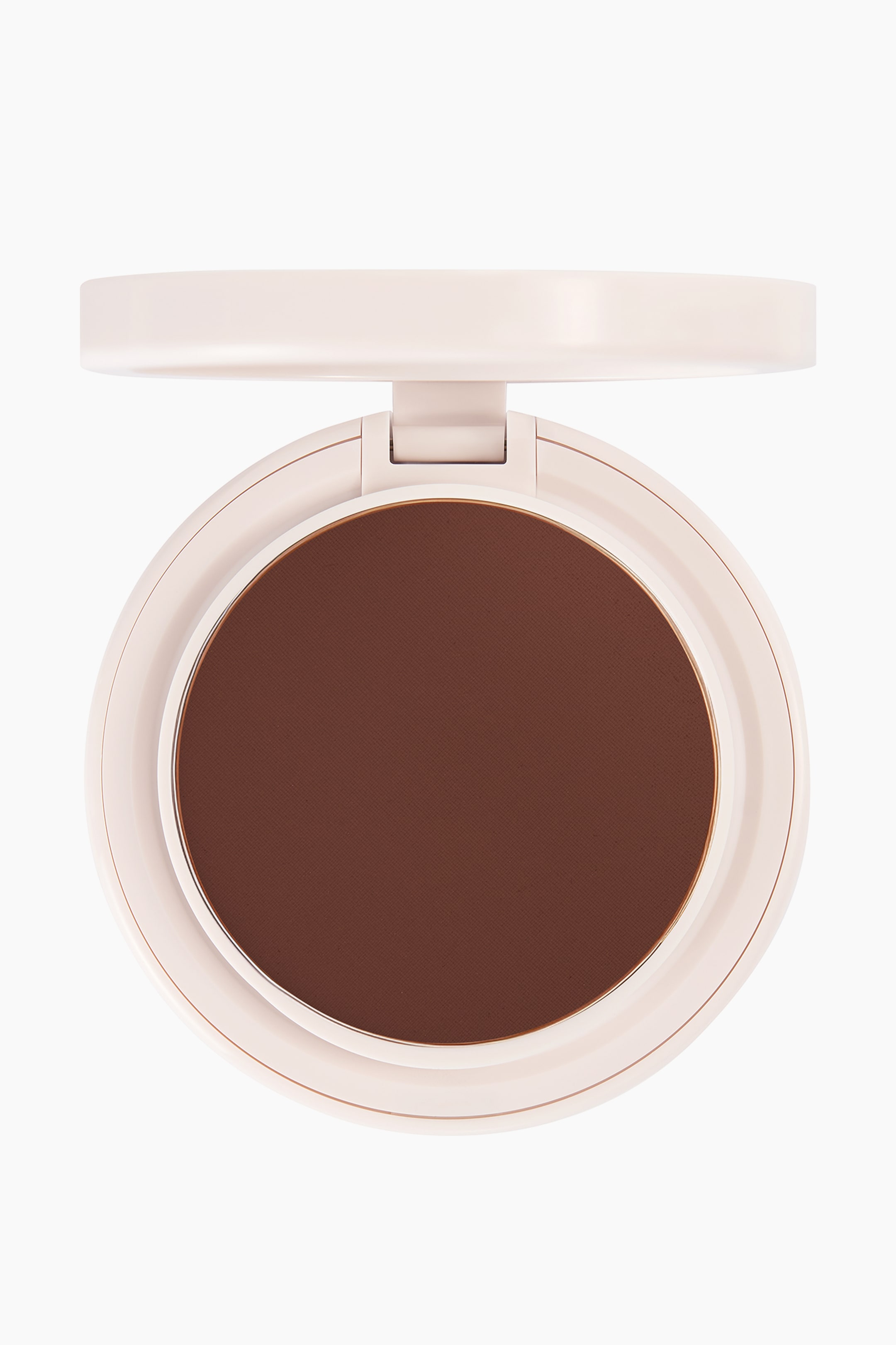 Se større billede: Natural Blur Powder Foundation viser en mørkebrun, presset pudder i en rund pan, placeret i et åbent, lyserødt rundt pudderdåsetui. Kompakten vender direkte fremad med låget slået op, hvilket fremhæver makeupens glatte, matte overflade.