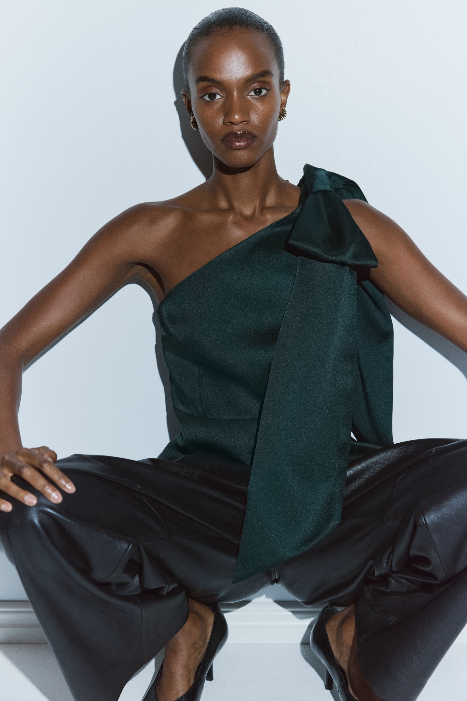 Bow-detail one-shoulder top - Dark green/Cream