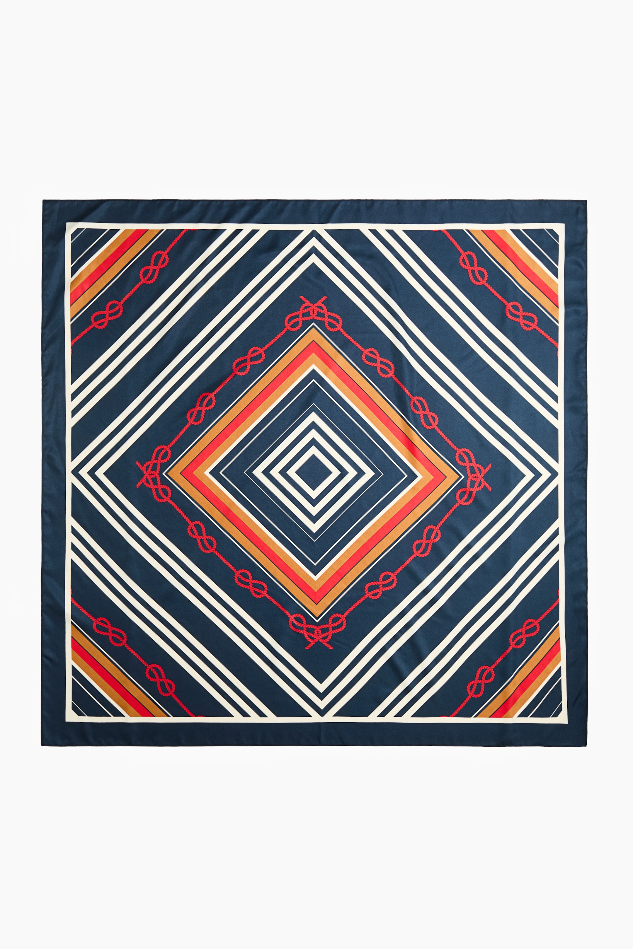 Größeres Bild anzeigen: Ein quadratisches Tuch in weicher Webart wird FRONT präsentiert und zeigt ein komplexes, geometrisches Muster. Das Design besteht aus konzentrischen Rauten auf marineblauem Grund, akzentuiert durch weiße, rote und goldene Streifen; rote maritime Knotenmotive zieren diagonale Linien.
