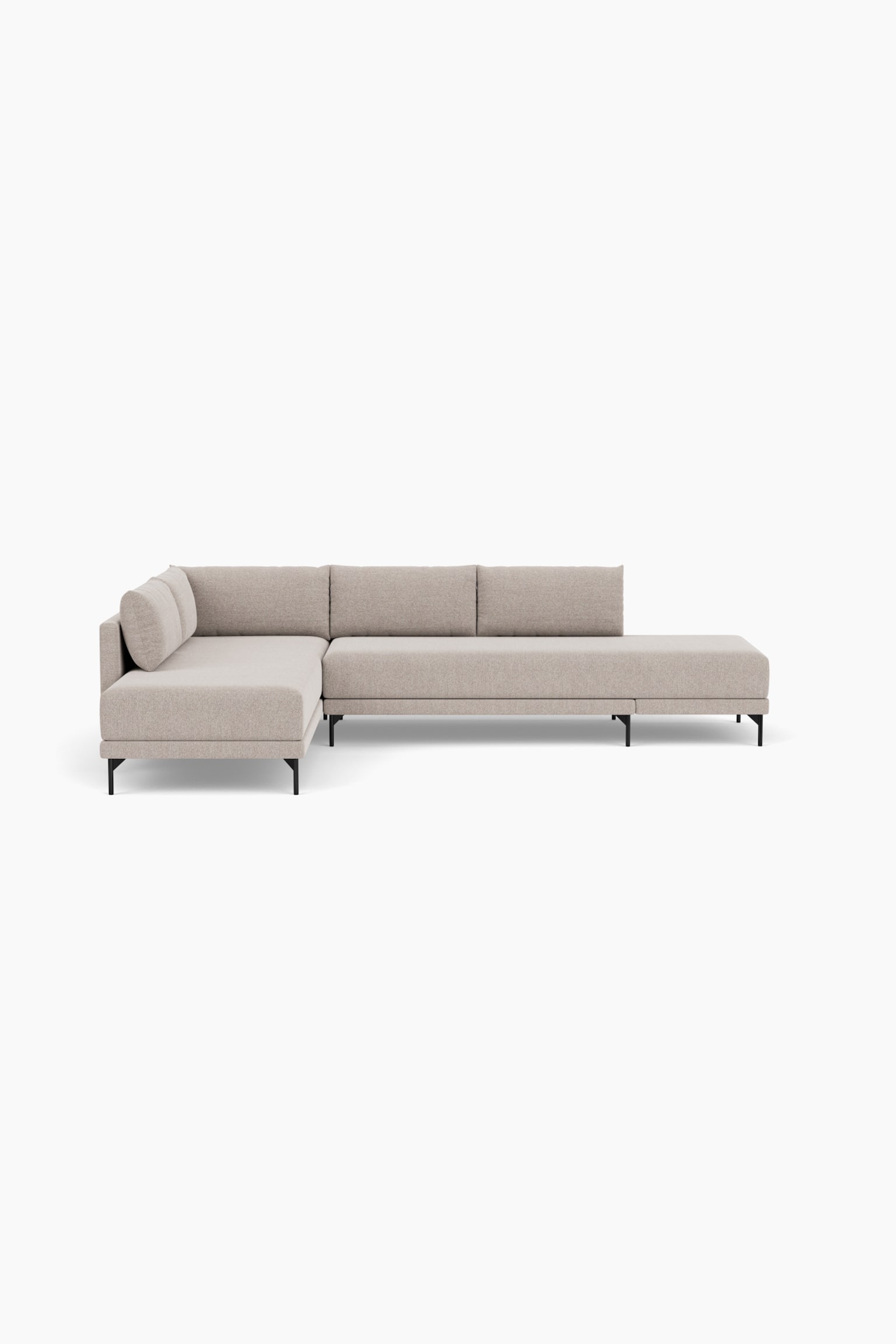 Een moderne L-vormige hoekbank bekleed met een lichtbeige, gestructureerde stof staat licht schuin naar voren gericht en is voorzien van een chaise longue aan de linkerkant en een naar rechts doorlopend zitgedeelte met een rugloos einde. De sofa rust op slanke zwarte metalen poten, wat het strakke en minimalistische silhouet benadrukt. - 1