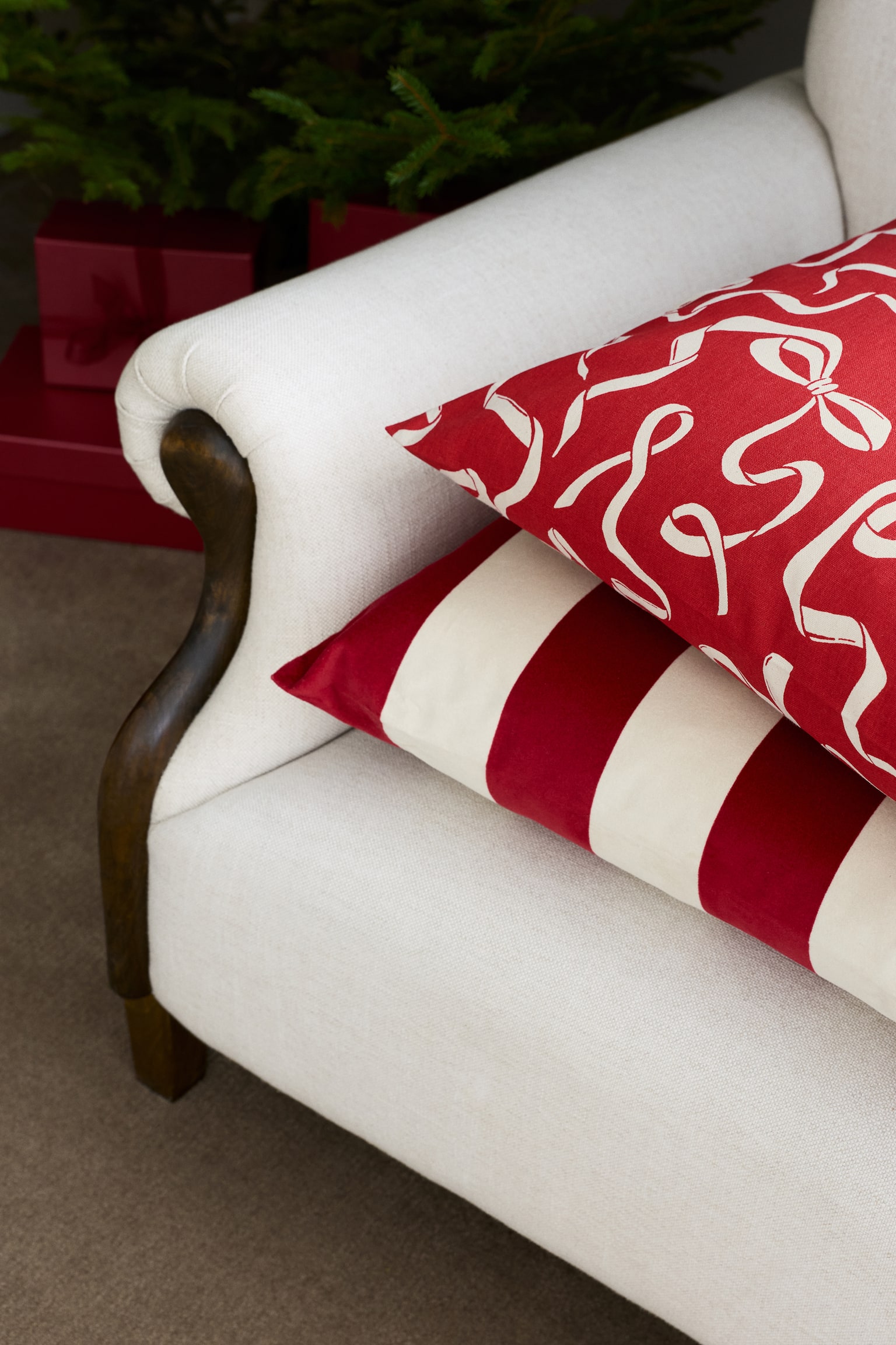 Printed cotton cushion cover - Red/Bows/Red/Holly Jolly/Red/Gift tree/Green/Bows/Brown/Bows/Beige/Gift tree - 2