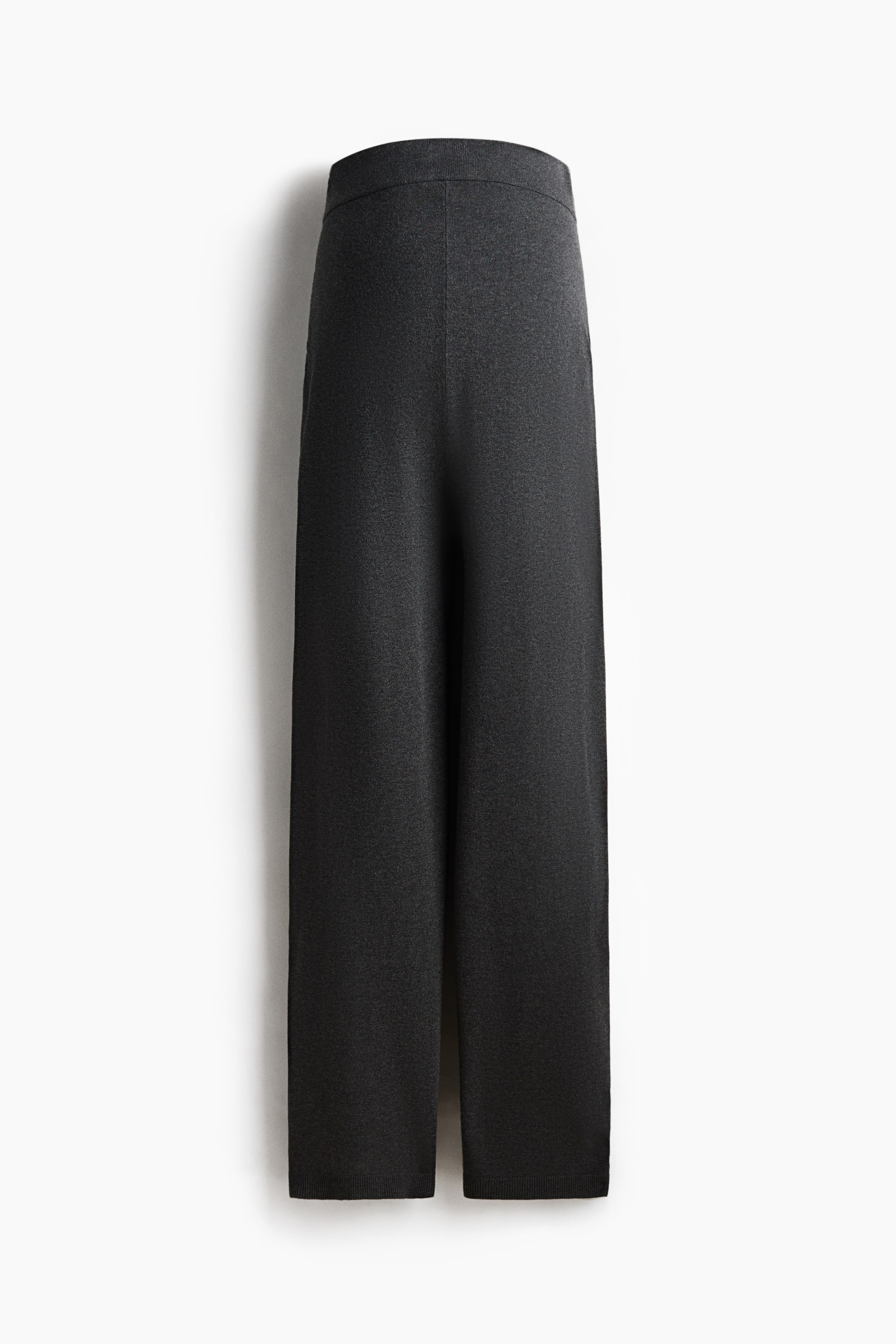 Agrandir l'image: Un pantalon en maille gris foncé présente une silhouette large et raccourcie, avec une ceinture plate et des ourlets droits.