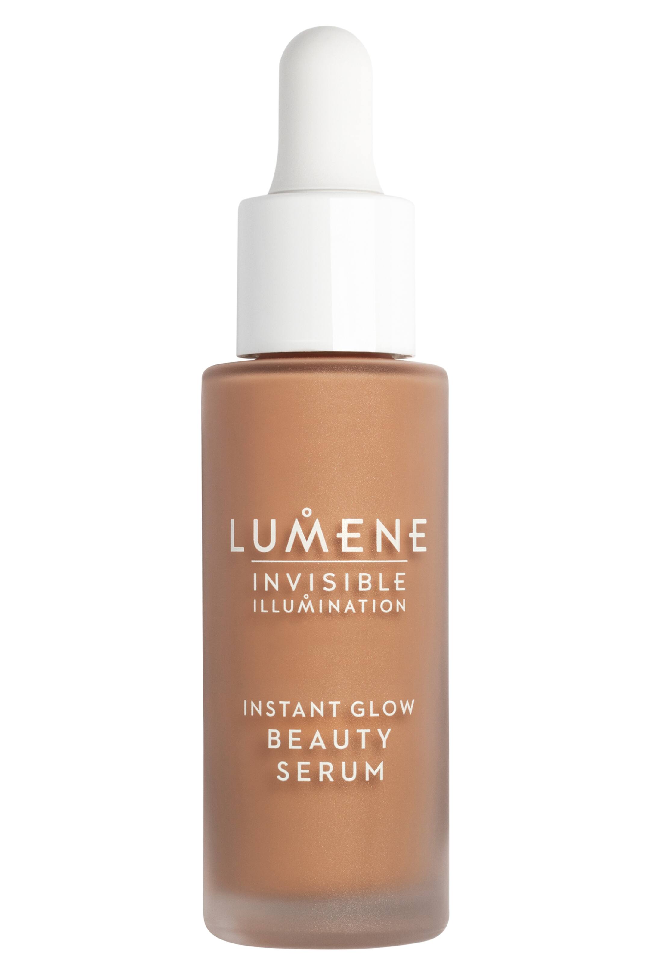Se større billede: En skønhedsserumflaske med en frostet glasflaske, der indeholder en varm brun væske, toppet med en hvid pipettehætte. Flasken viser "LUMENE INVISIBLE ILLUMINATION INSTANT GLOW BEAUTY SERUM" i hvid tekst på forsiden.