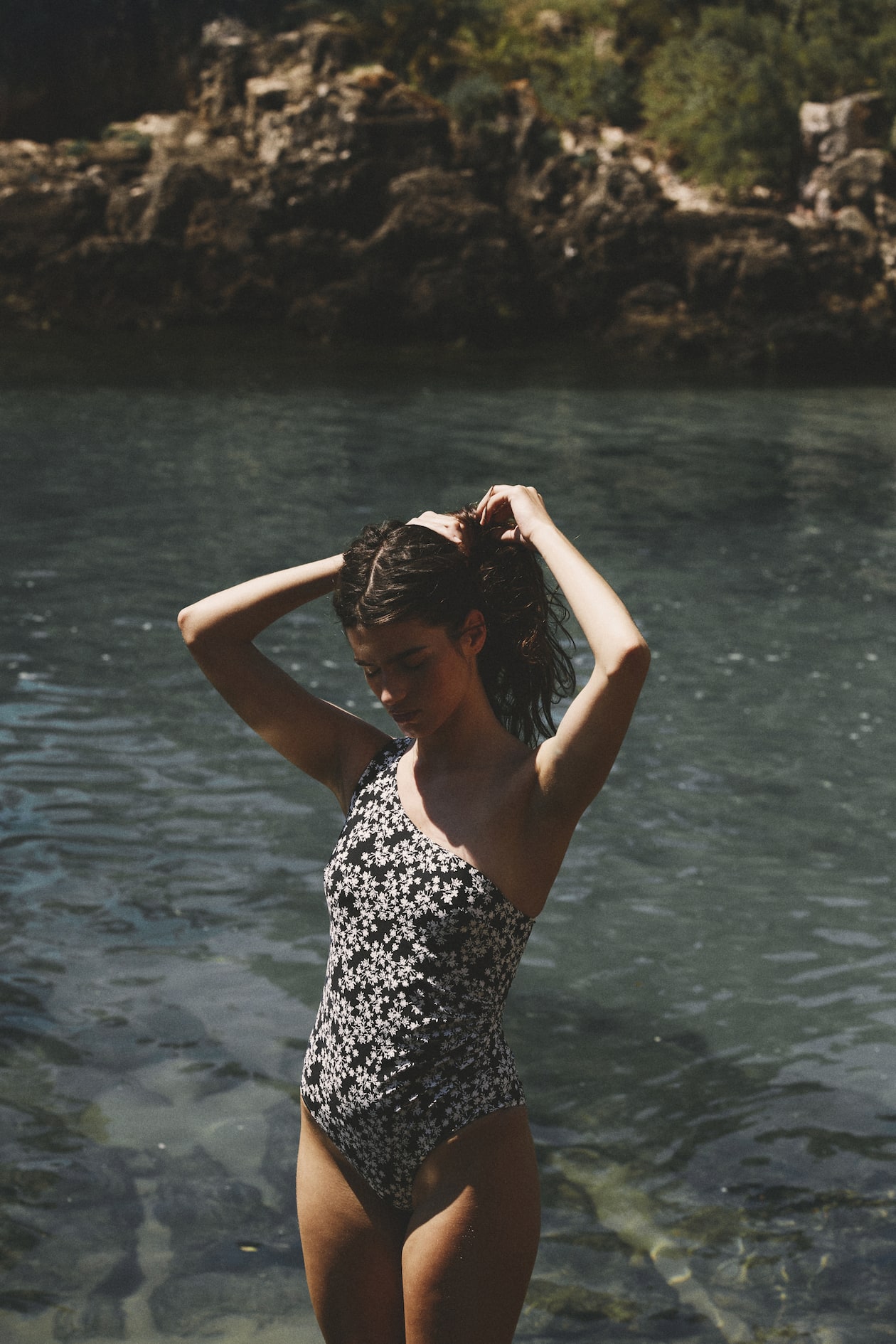 Light Shape One-Shoulder Swimsuit - image 2