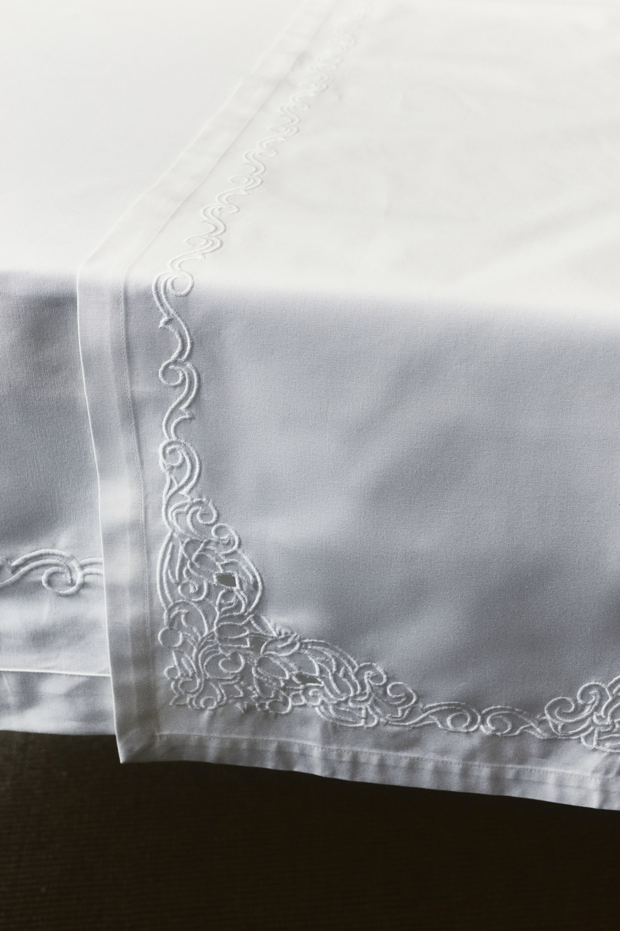 Chemin de table avec motif brodé