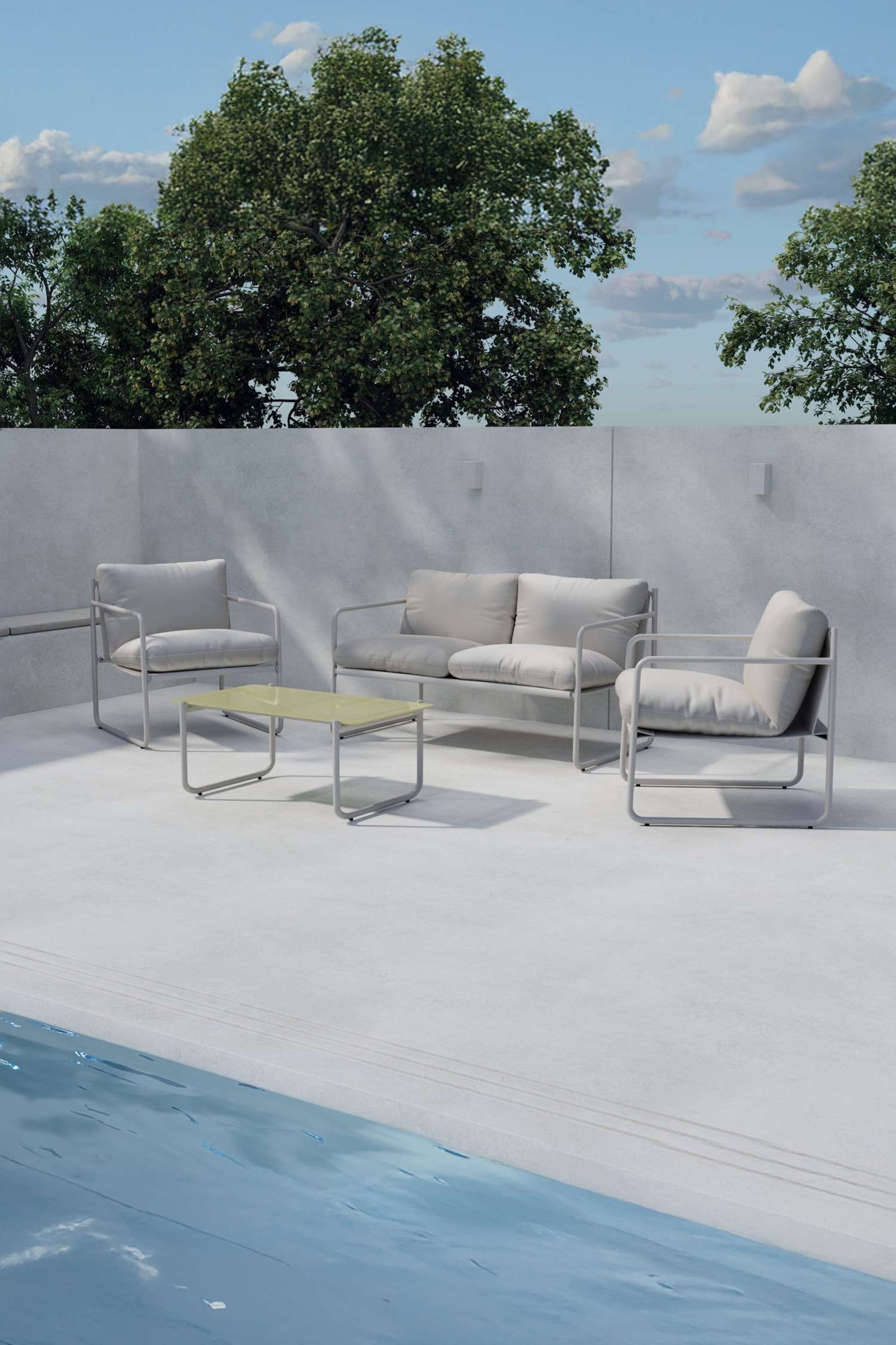 Agrandir l'image: Un ensemble de mobilier d'extérieur comprenant un canapé deux places, deux fauteuils et une table basse, tous dotés de cadres en métal gris clair. Le canapé et les fauteuils sont équipés de coussins en tissu gris clair, et la table basse présente un plateau transparent jaune-vert clair. Les fauteuils sont légèrement orientés vers l'intérieur en direction de la table basse et du canapé.