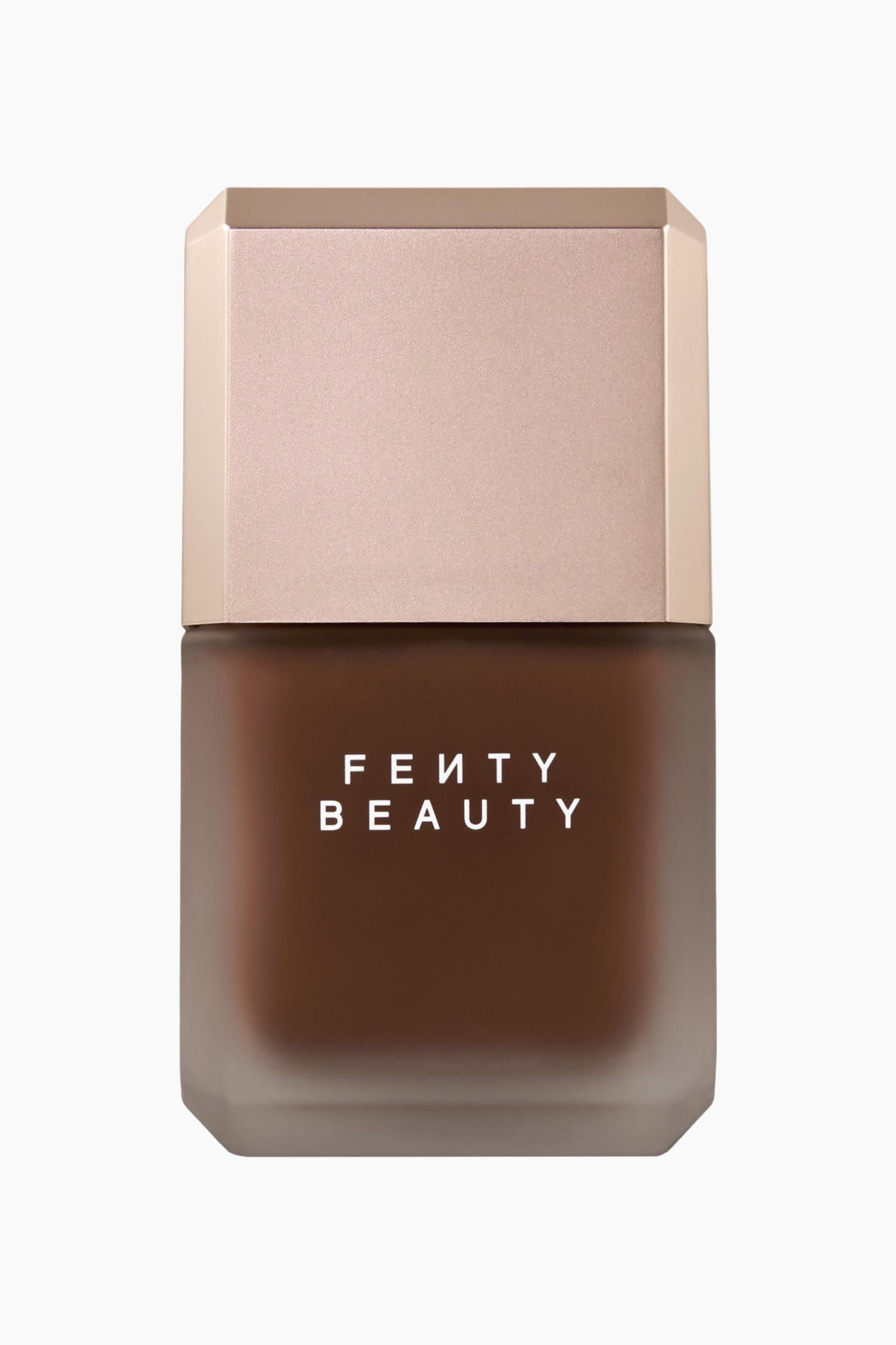 Visa större bild: Pro Filt'r Fluid Flex Matte Longwear Foundation står upprätt i en framifrån-vy, i en frostad rektangulär flaska med fasade hörn som visar en djupbrun nyans inuti. Flaskan har ett ljus roséguldfärgat lock med matchande vinklade kanter och visar den vita logotypen "FENTY BEAUTY" tryckt på framsidan.
