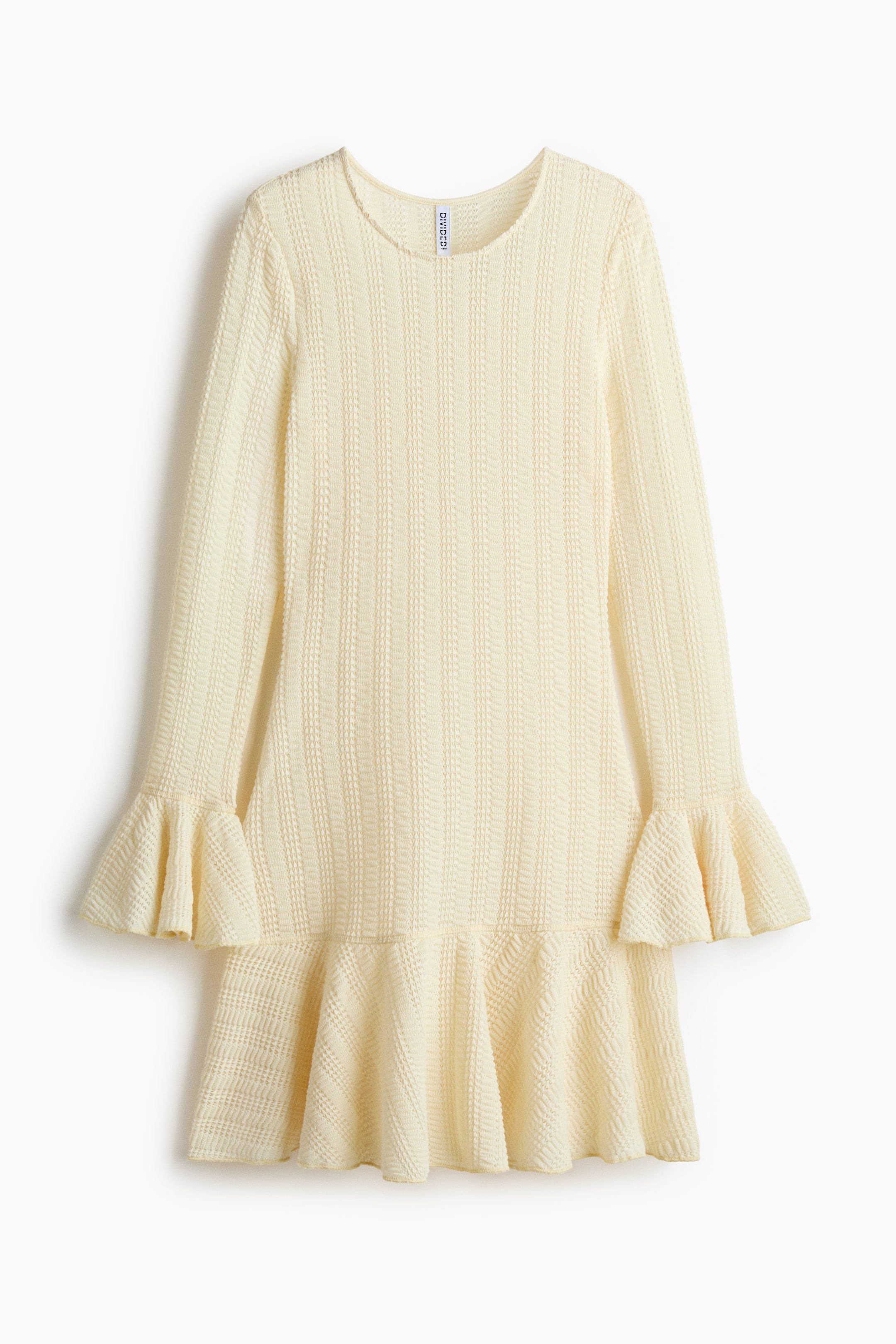 Agrandir l'image: Une robe jaune clair présente un motif de maille texturée verticale, un col rond, des manches longues avec de larges poignets à volants, et un ourlet assorti à volants, offrant une vue de face.
