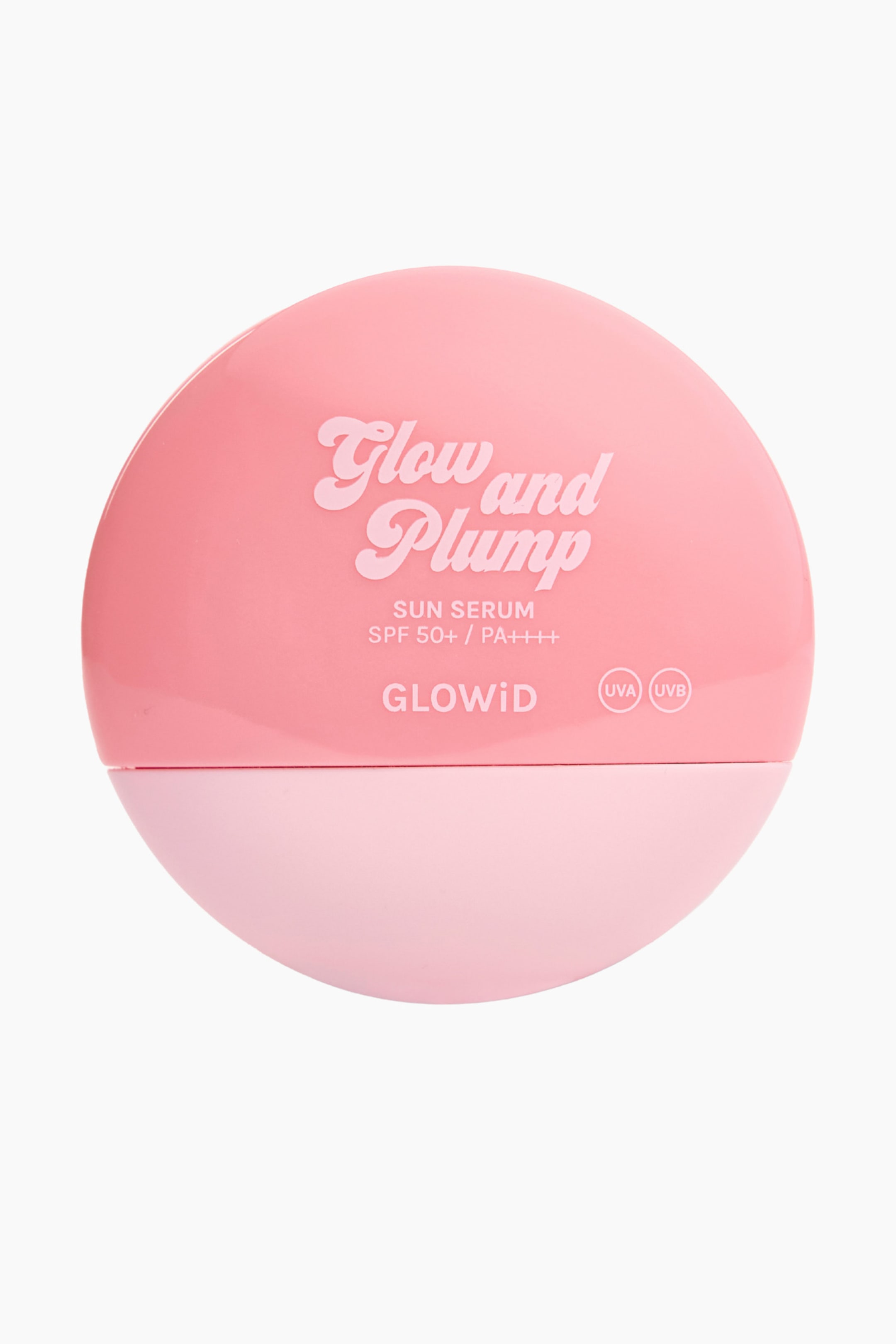 Visa större bild: En sfärisk, tvåfärgad rosa solserumbehållare visar sin framsida. Den mörkare rosa övre halvan visar "Glow and Plump" i stiliserad skrift, "SUN SERUM SPF 50+ / PA++++", "GLOWID", och runda "UVA UVB" etiketter, medan den ljusare rosa nedre halvan kompletterar behållaren.