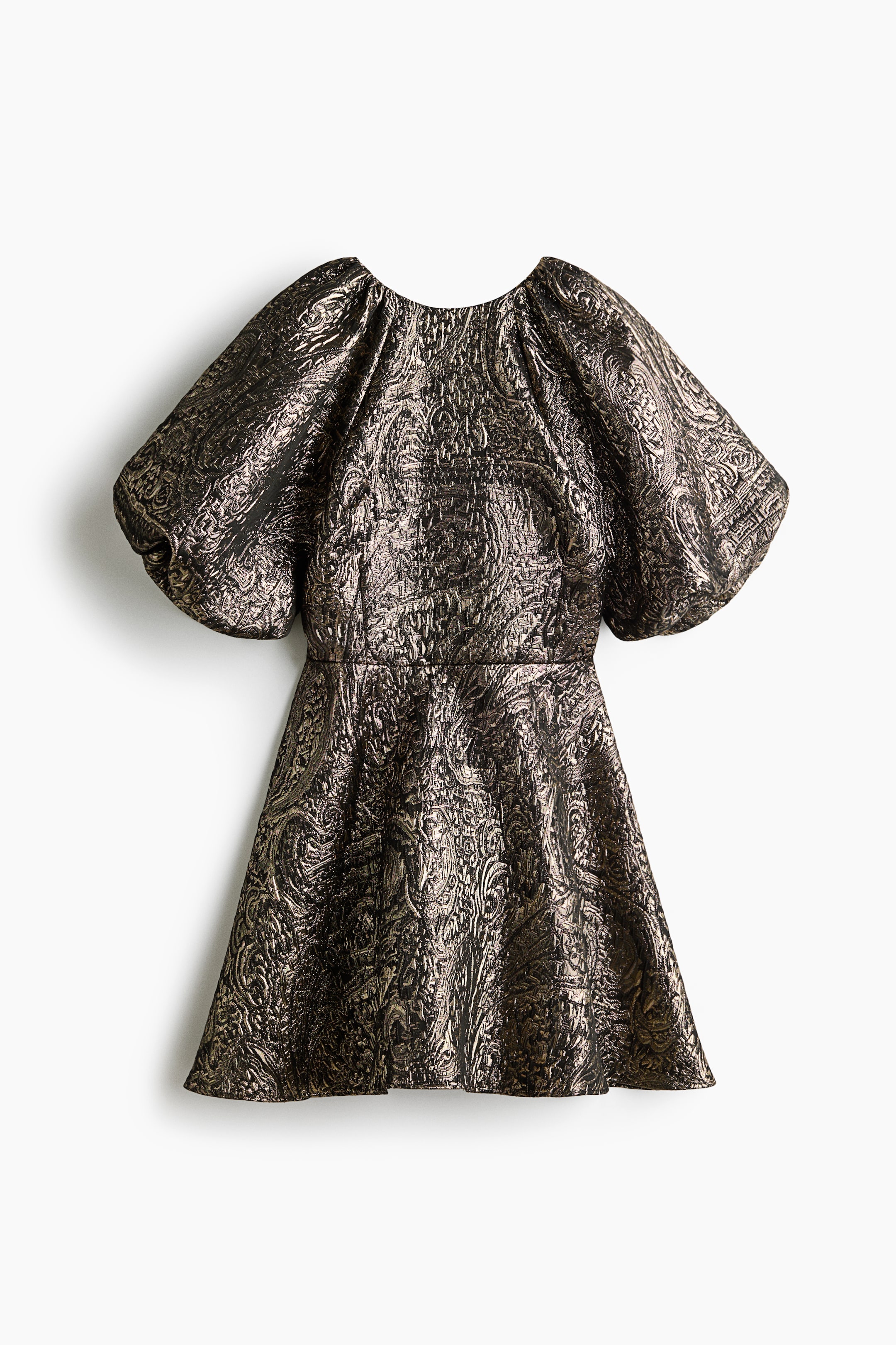 Agrandir l'image: Une robe courte et structurée en jacquard métallisé bronze et noir est présentée de face, avec un col rond et des manches ballon raglan volumineuses. La robe est cintrée à la taille et s’évase en une jupe courte et structurée.