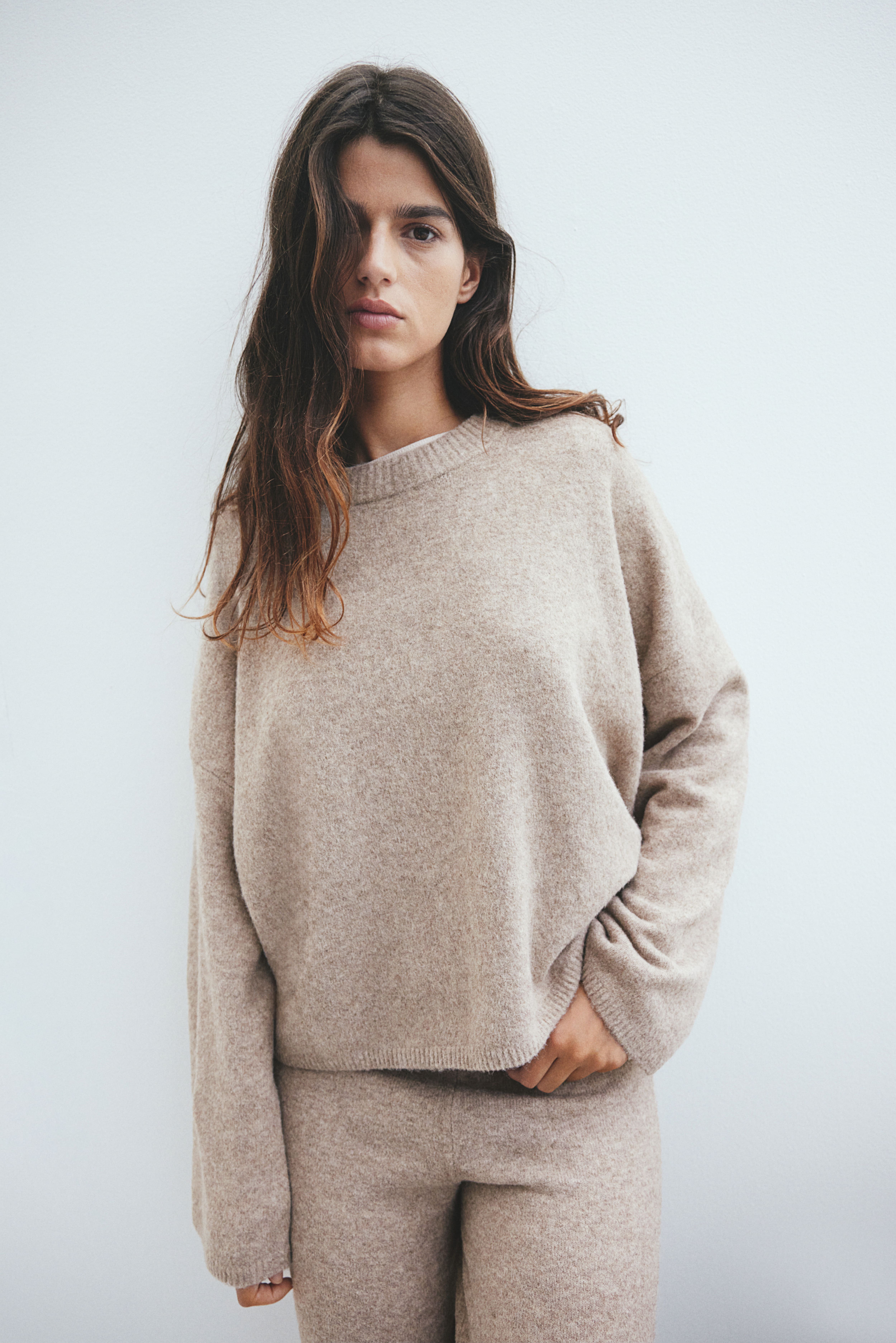 H&m beige jumper hotsell