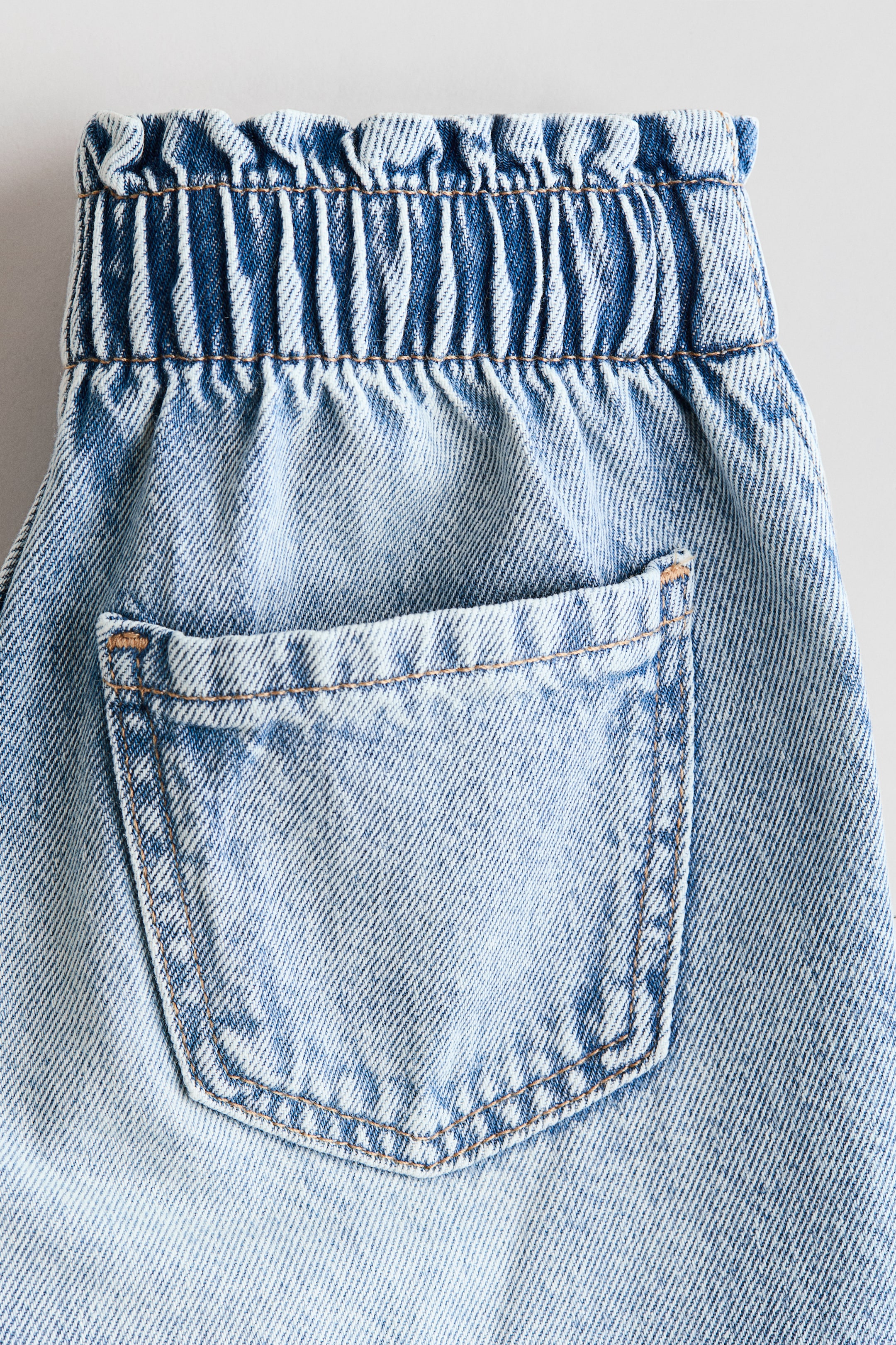 Short brodé en denim