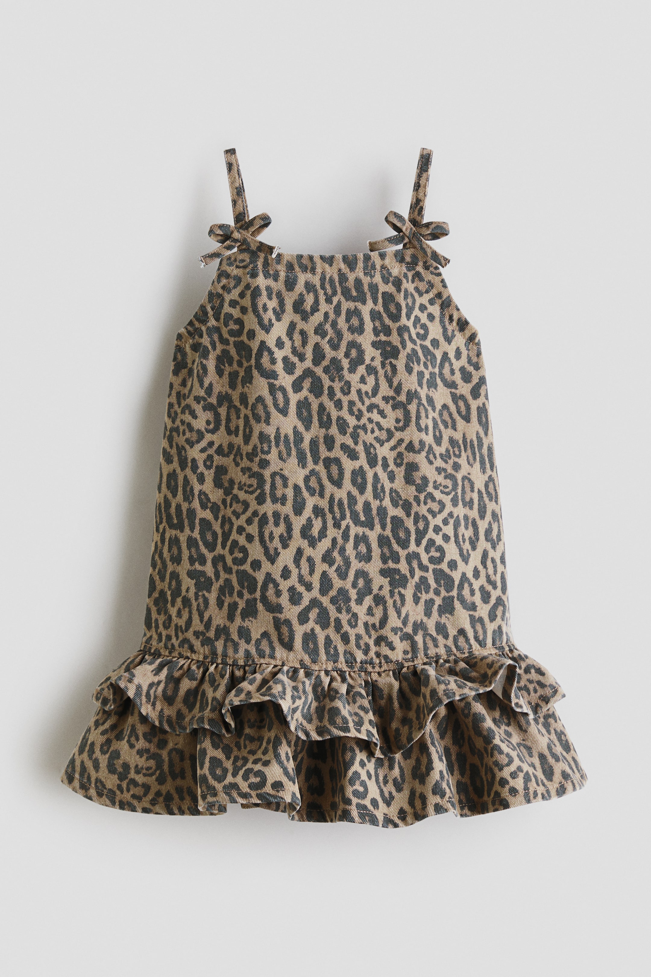 Grösseres Bild ansehen: Ein Leopardenmuster-Kleid mit Schleifen gebundenen Trägern und einem gerüschten Saum.