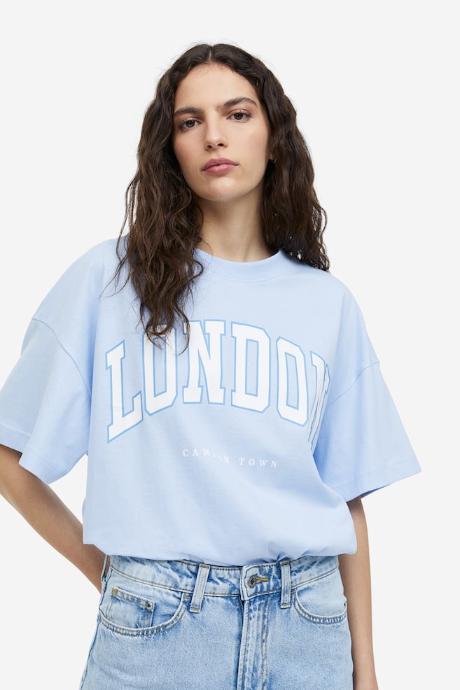 Oversized T-shirt med tryk - Lyseblå/London - 1