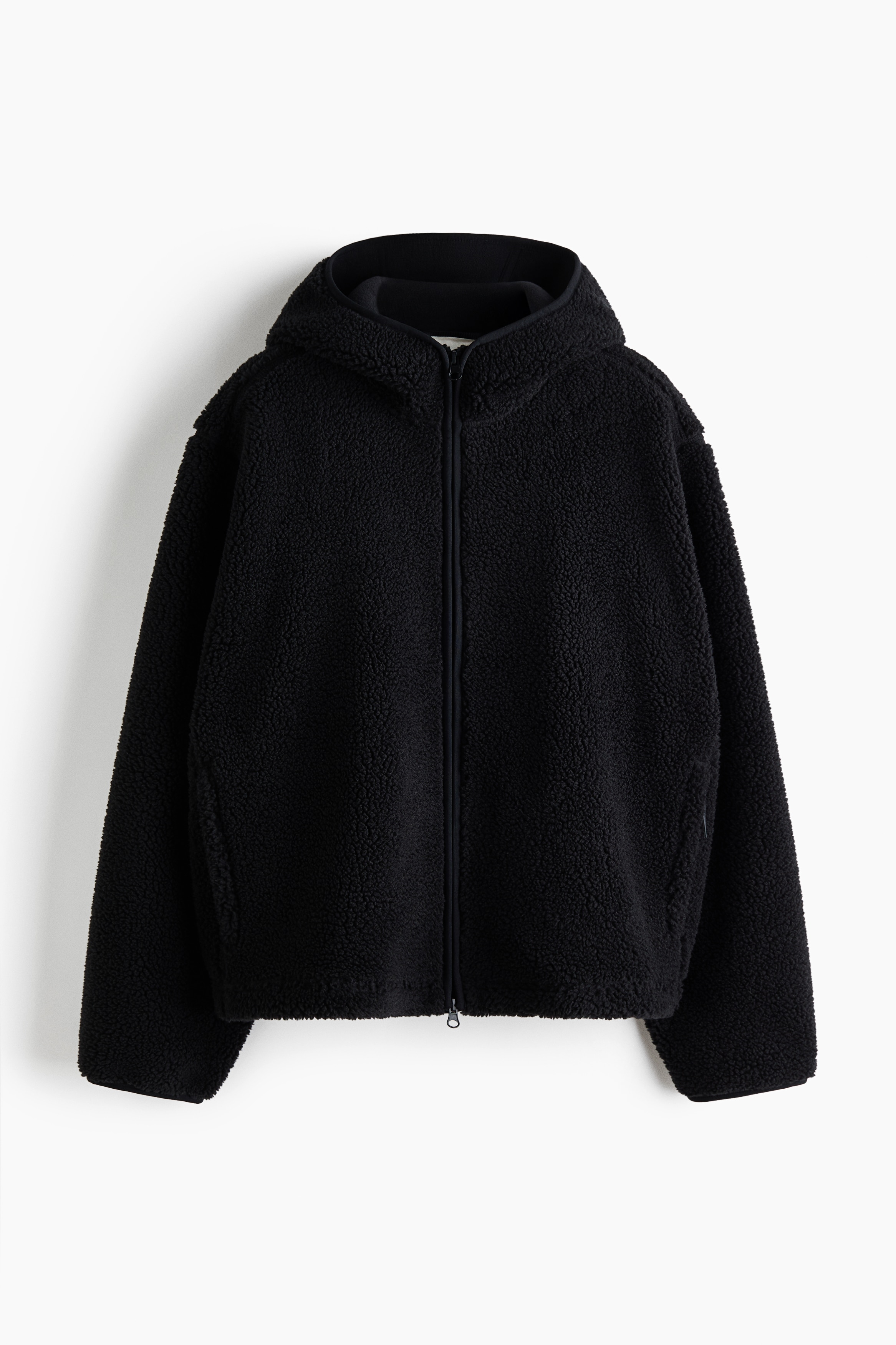 Î¤Î¿ Î¼Î¿Î½ÏÎ­Î»Î¿ ÏÎ¿ÏÎ¬ Î­Î½Î± Î¼Î±ÏÏÎ¿ teddy jacket Î¼Îµ ÎºÎ¿ÏÎºÎ¿ÏÎ»Î±, ÏÎµ ÏÏÎ½Î´ÏÎ±ÏÎ¼Ï Î¼Îµ Î¼Î±ÏÏÎ¿ loose-fit ÏÎ±Î½ÏÎµÎ»ÏÎ½Î¹ ÎºÎ±Î¹ Î³ÎºÏÎ¹ ÎµÏÏÏÎµÏÎ¹ÎºÏ Î¼ÏÎ»Î¿ÏÎ¶Î¬ÎºÎ¹. Î¤Î¿ loose-fit jacket Î´Î¹Î±Î¸Î­ÏÎµÎ¹ Î±Î½Î¬Î³Î»ÏÏÎ¿ fleece ÏÎ»Î¹ÎºÏ, Î¼ÏÏÎ¿ÏÏÎ¹Î½Ï ÏÎµÏÎ¼Î¿ÏÎ¬Ï ÎºÎ±Î¹ ÏÎ»Î±ÏÎ½Î­Ï ÏÏÎ­ÏÎµÏ Î¼Îµ ÏÎµÏÎ¼Î¿ÏÎ¬Ï, ÏÏÎ¿Ï ÏÎ¿ Î¼Î¿Î½ÏÎ­Î»Î¿ Î±ÎºÎ¿ÏÎ¼ÏÎ¬ ÏÎ± ÏÎ­ÏÎ¹Î± ÏÎ¿Ï.