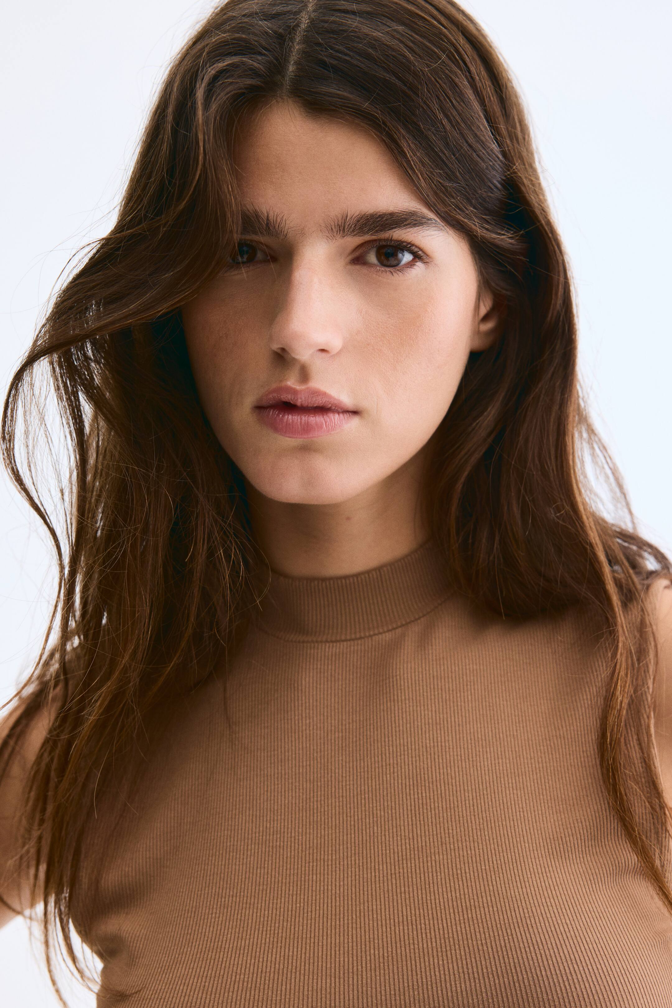 Ampliar la imagen: Top sin mangas con cuello cisne - Camello - Ladies | H&M MX 1