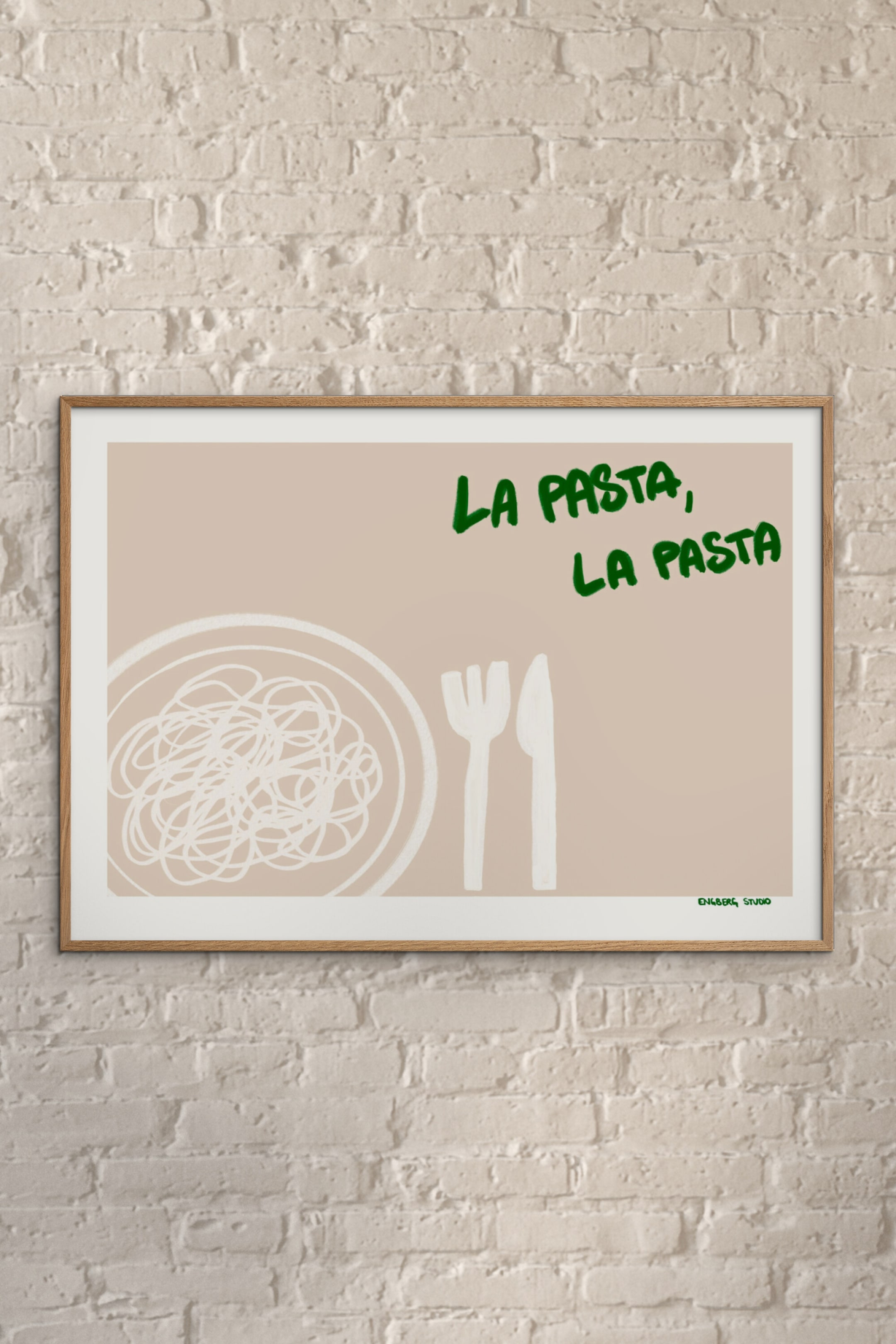 Grotere afbeelding bekijken: Een ingelijste kunstdruk, ingesloten in een licht houten lijst en frontaal weergegeven, toont een licht beige achtergrond met witte illustraties en groene tekst. De print toont een wit gestileerd bord spaghetti aan de linkerkant, met een bijpassende vork en mes aan de rechterkant, en groene tekst met "LA PASTA, LA PASTA" in de rechterbovenhoek, samen met "ENGBERG STUDIO" in de rechteronderhoek.